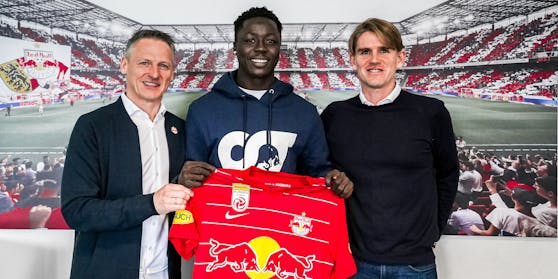Oumar Diakite mit Sportdirektor Christoph Freund (r.) und Geschäftsführer Stephan Reiter