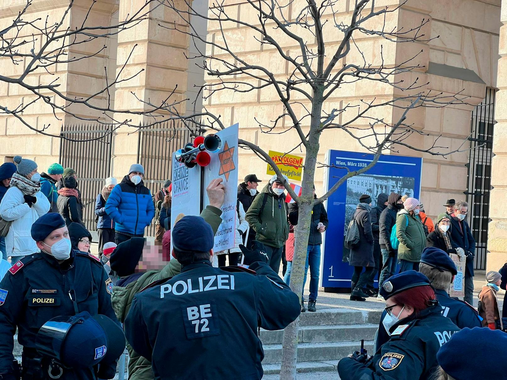 Der <a href="https://www.heute.at/s/impf-gegner-rufen-am-samstag-zum-sturm-auf-wien-100183000">"Sturm auf Wien", wie den Corona-Protest die Organisatoren nennen</a>, hat am Samstag (8. Jänner 2022) zu Mittag begonnen.