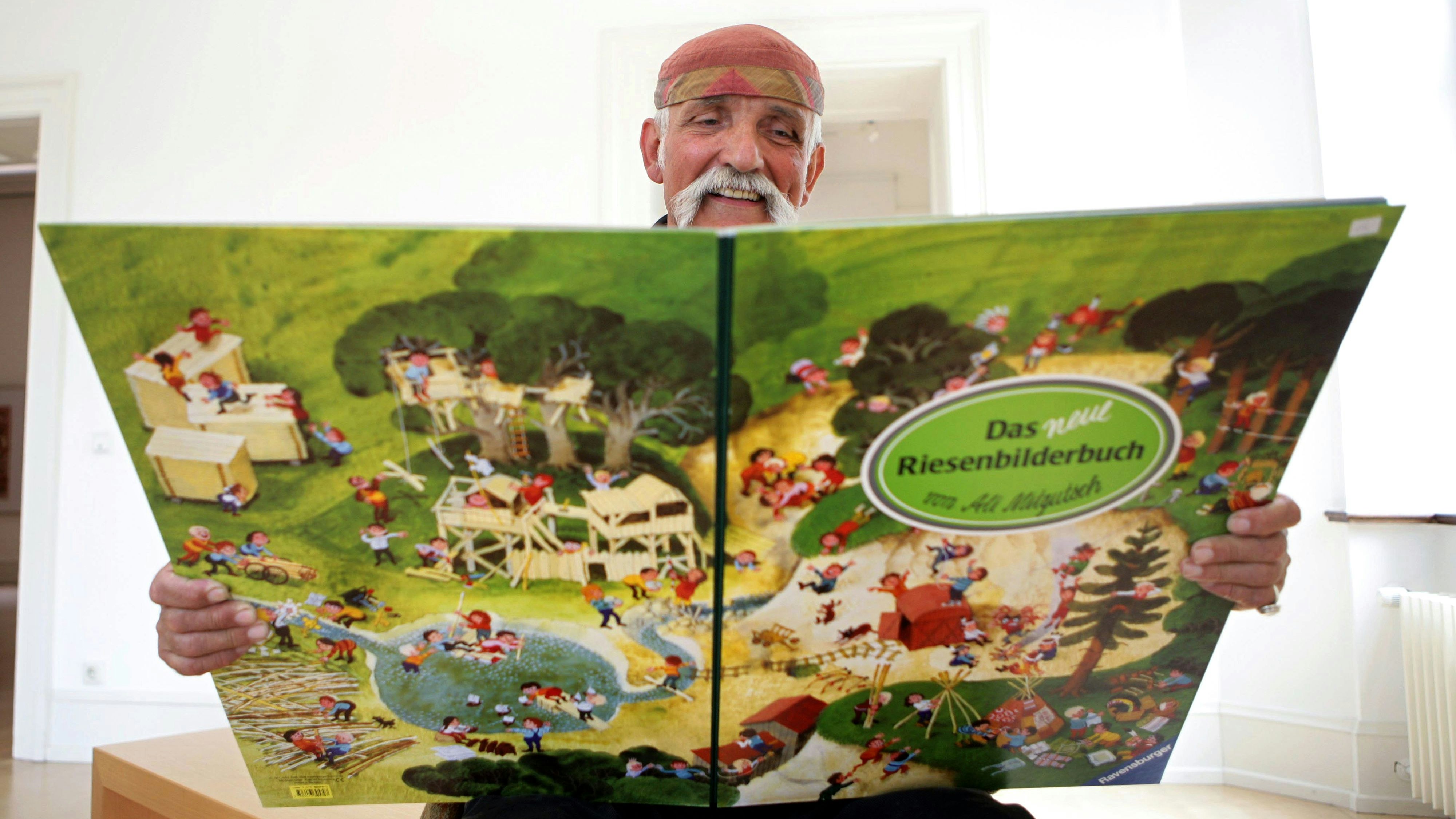 Download von www.picturedesk.com am 12.01.2022 (17:01).  Ali Mitgutsch, aufgenommen am Donnerstag (09.06.2005) im Bilderbuchmuseum in Troisdorf. Generationen von Kindern sind mit den "Wimmelbilderbüchern" von Mitgutsch, der in diesem Sommer seinen 70. Geburtstag feiert, groß geworden. Zu sehen sind in der Ausstellung nicht nur die Originalillustrationen, sondern auch eine Auswahl von freien Arbeiten für Erwachsene. Foto: Rolf Vennenbernd dpa/lnw +++(c) dpa - Report+++ - 20050609_PD4528 - Rechteinfo: Rights Managed (RM)