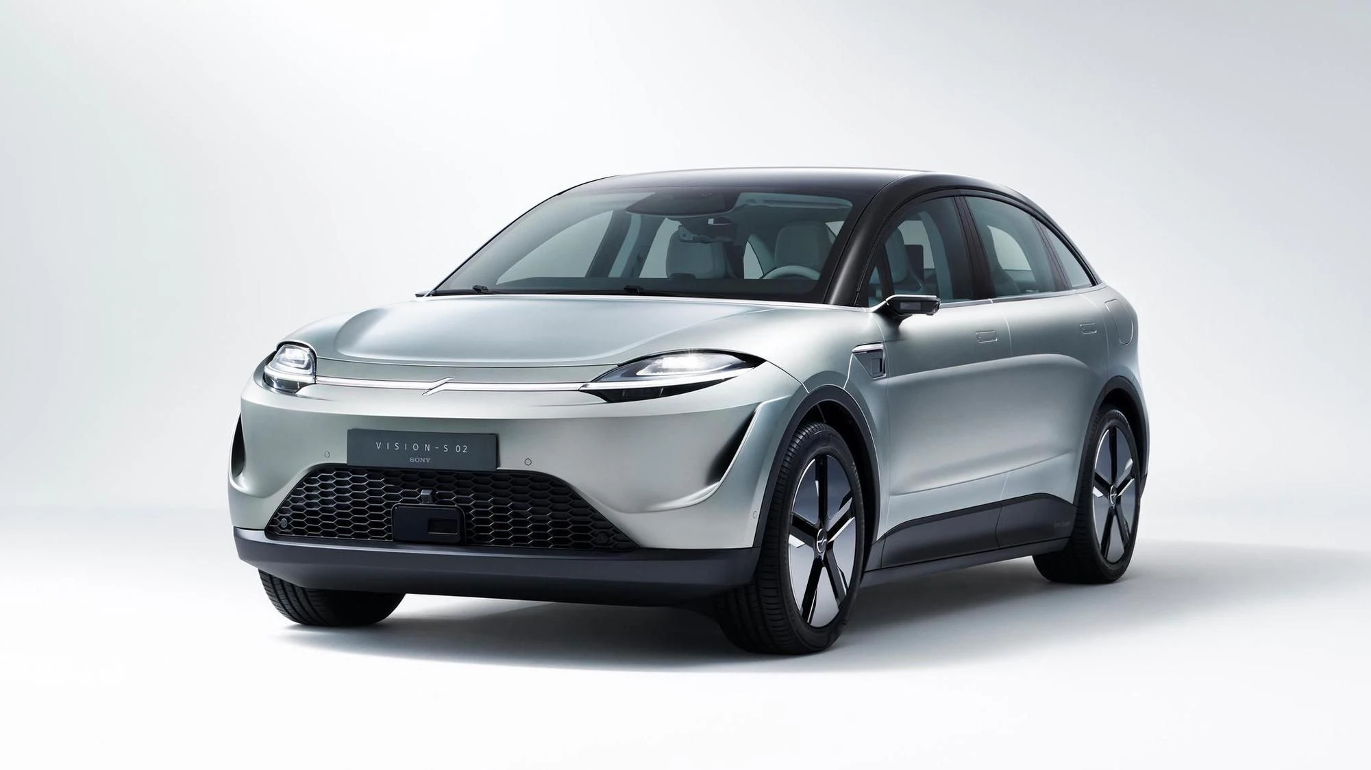 ie 4,9 Meter lange Studie orientiert sich optisch am Marktführer Tesla und wurde bei Magna in Graz gebaut.