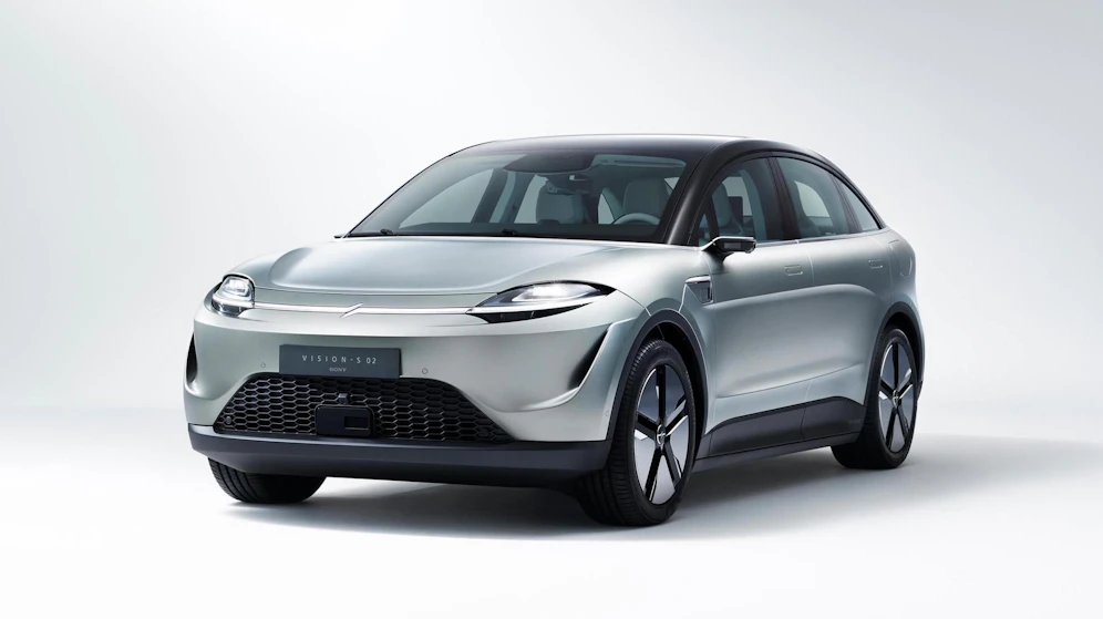 Die 4,9 Meter lange Studie orientiert sich optisch am Marktführer Tesla und wurde bei Magna in Graz gebaut.