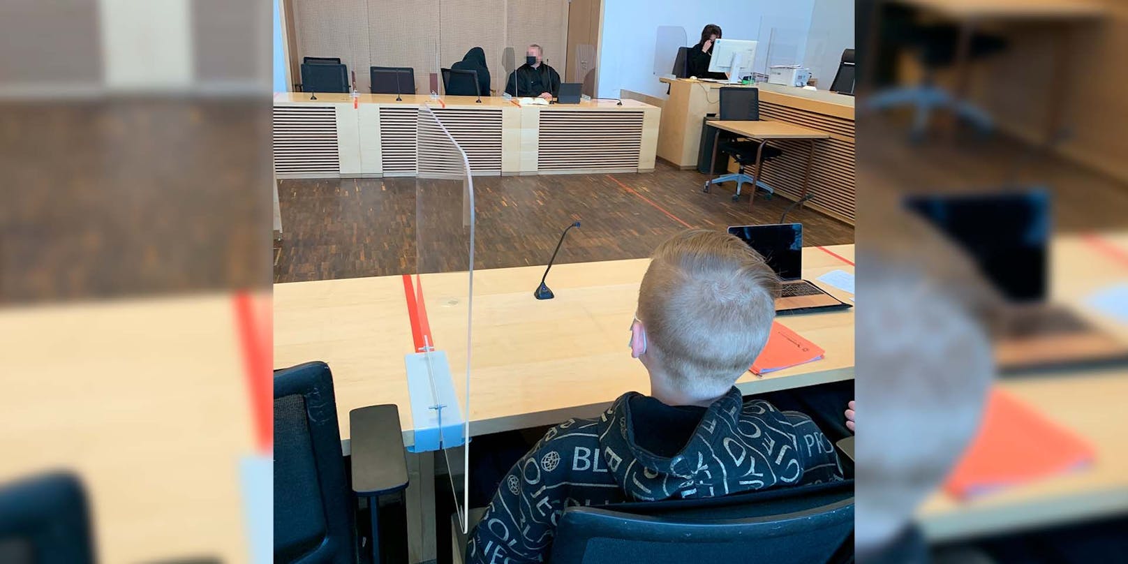 Der 15-jährige Emil nimmt den Täter bei der Urteilsverkündung direkt ins Visier.