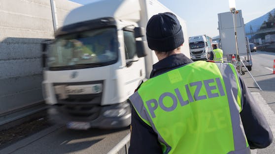 Die Polizei stoppte den Lkw-Lenker auf der Autobahn.