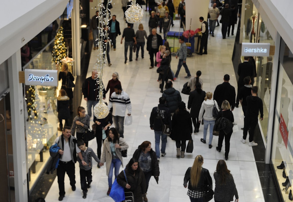 Mehr als die Hälfte der mit Omikron Infizierten scheidet genug Viren aus, um andere Menschen anzustecken. <br>