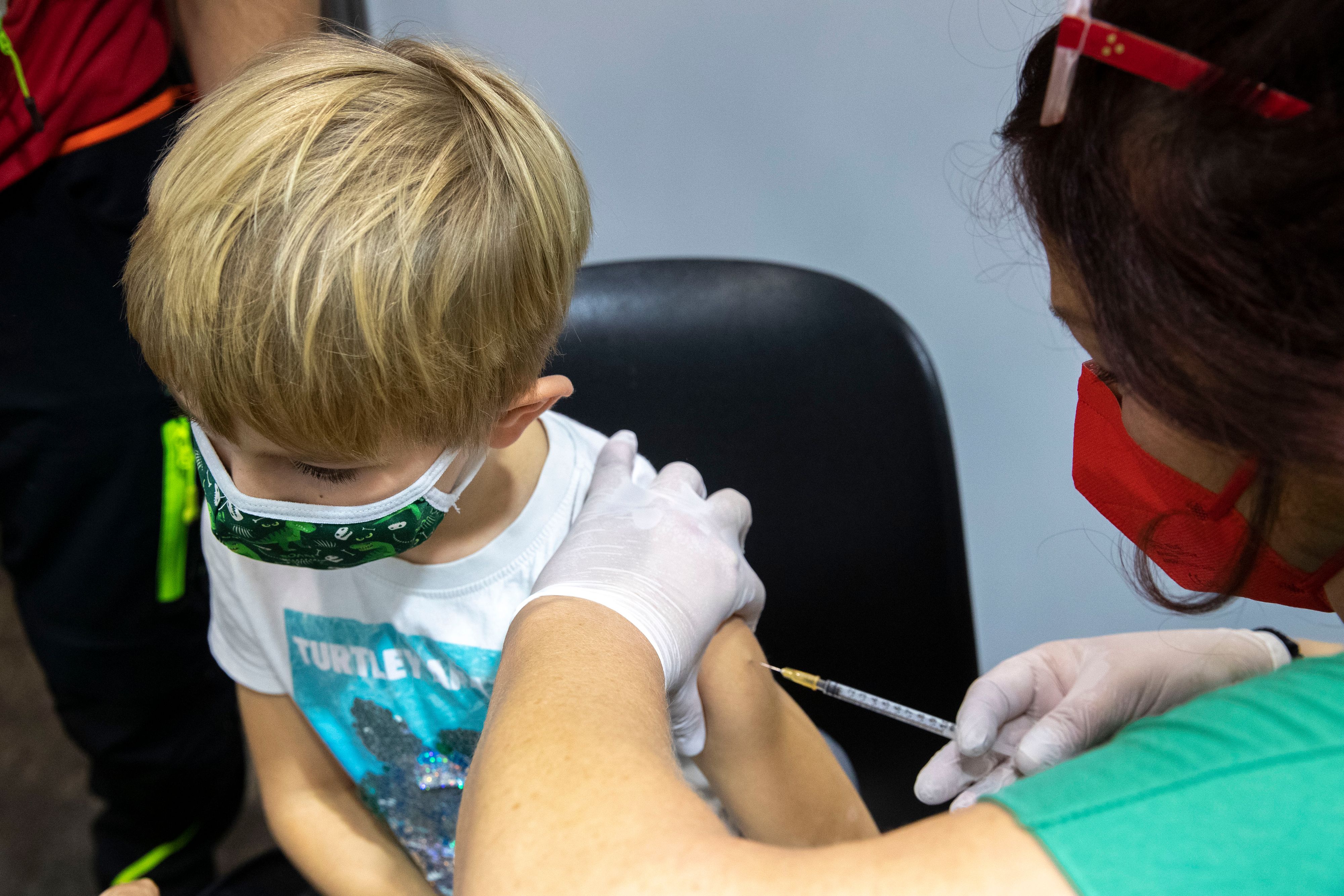 Ein Kind wird gegen Covid-19 geimpft. (Symbolbild)
