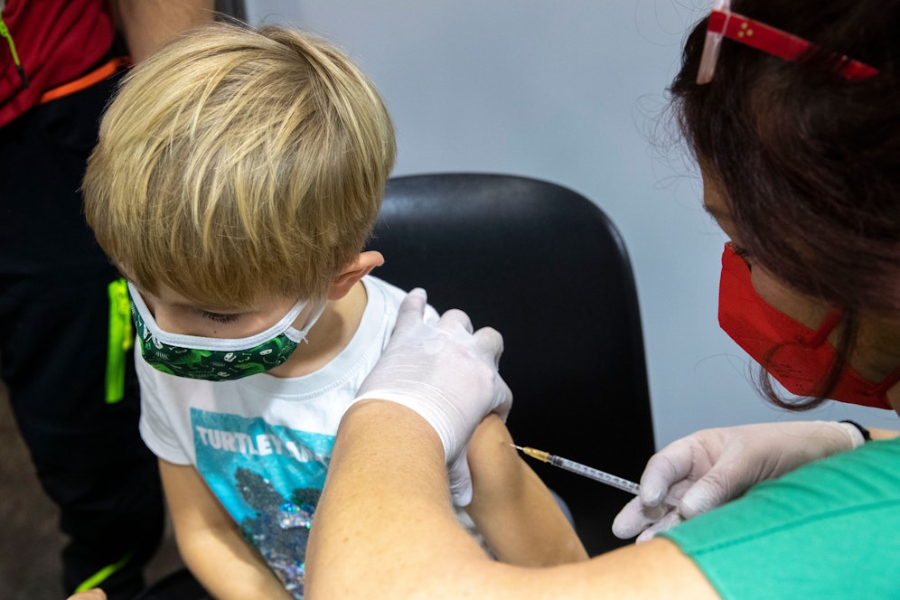 Ein Kind wird gegen Covid-19 geimpft. (Symbolbild)