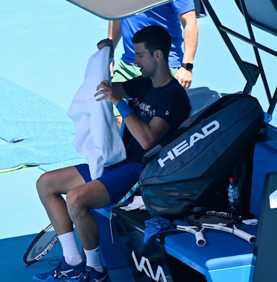 Novak Djokovic beim Training in Melbourne. Er muss wohl bald seine Sachen packen.
