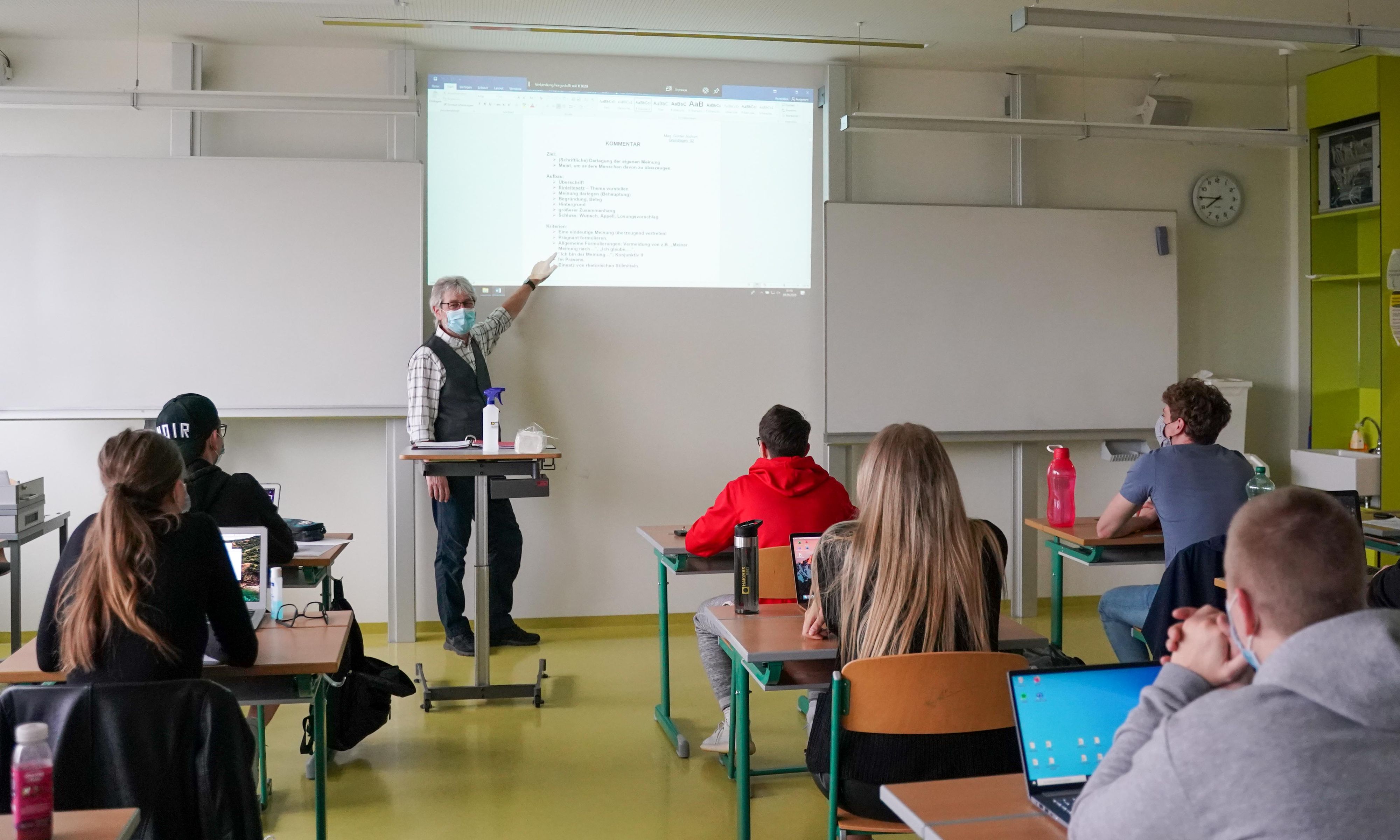 Download von www.picturedesk.com am 12.01.2022 (13:17).  05.05.2020, Ried im Innkreis, AUT, Fototermin, HAK Ried, Matura, Corona, Reportage, Themenbild, im Bild leere Klasse, Stühle oben, Hinweisschilder, Corona, Professorin, Unterrichtet, Volles Klassenzimmer, Maskenpflicht, Schutzmaske, Mund & Nasenschutz, Schild, Sicherheitshinweis, Hinweis, Abstand Halten HAK, Ried, Matura, Maturareisen, Maturaklasse, Ausbildung, Bildung, Direktor, Professor, Gesperrte Bereiche, Klasse, Klassenzimmer, E-Learning, Elearning, Laptops, PC, Konferenz, Teams, Händes Desinfizieren, Desinfikationsmittel, Pressefoto Scharinger © 2020, PhotoCredit D. Scharinger - 20200505_PD9789 - Rechteinfo: Rights Managed (RM) Nur fÃ¼r redaktionelle Nutzung!