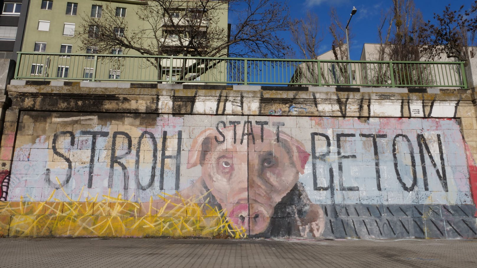 Unbekannte Künstler sprayten ein aussagekräftiges Graffiti auf 54 Quadratmeter an die Mauer des Donaukanals im 2. Wiener Gemeindebezirk. <br>