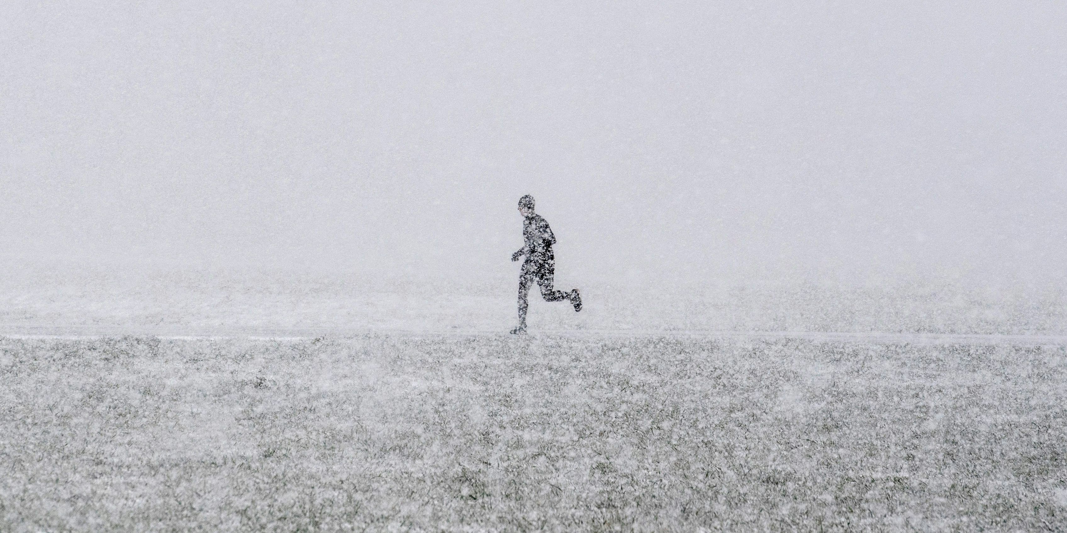 Nach einer Panne mit seinem SUV ging er den Weg zu Fuß weiter. Kurz von seinem Haus erfror er. (Symbolbild)
