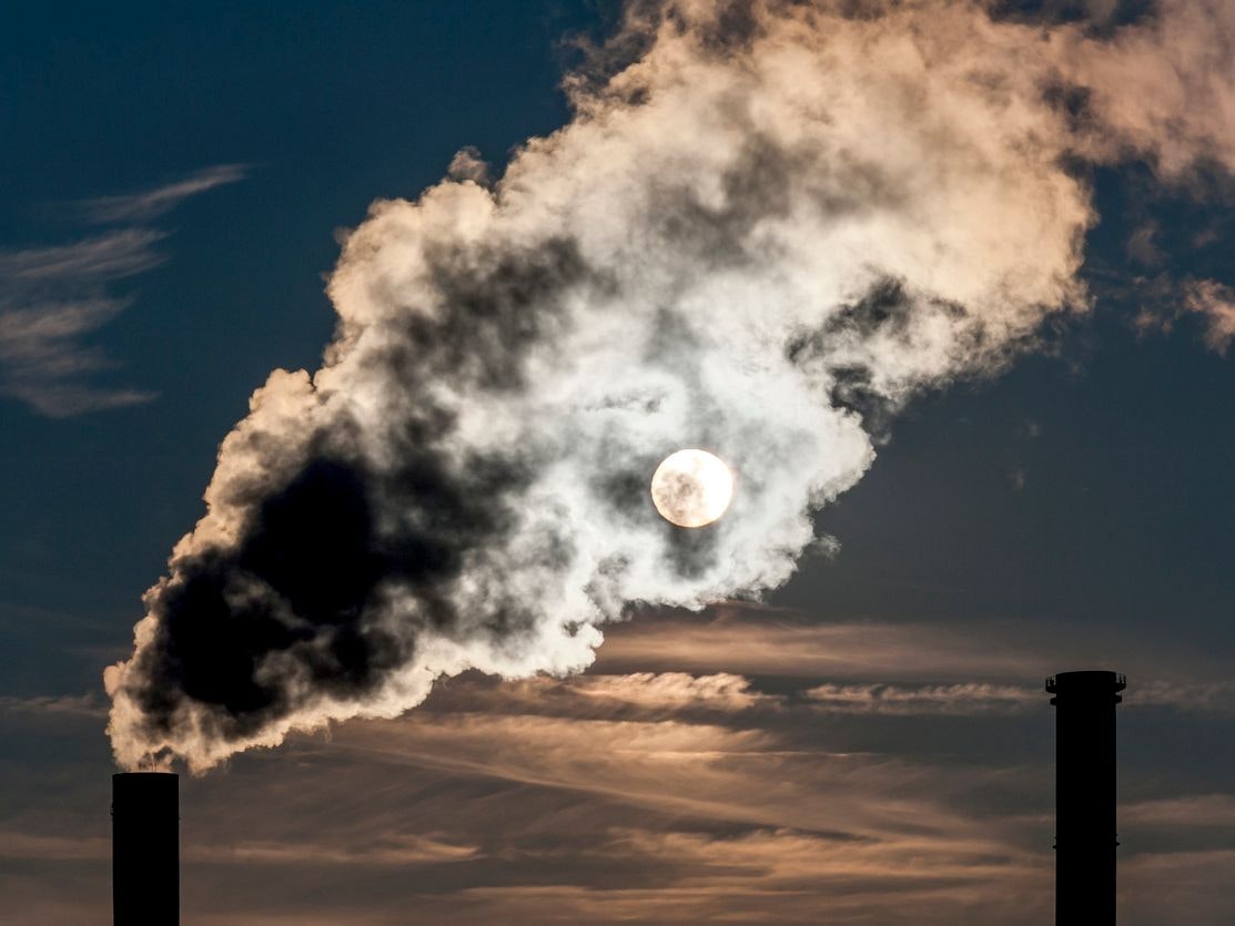 Die Abgase eines Heizkraftwerkes werden von der Sonne durchleuchtet