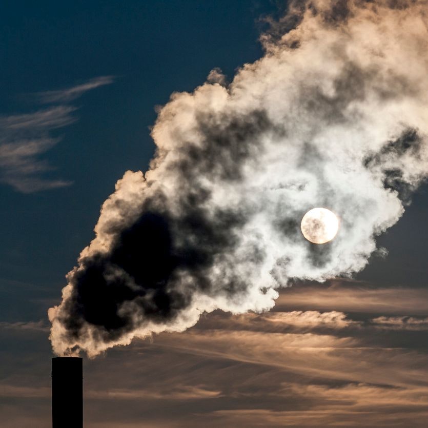 Die Abgase eines Heizkraftwerkes werden von der Sonne durchleuchtet