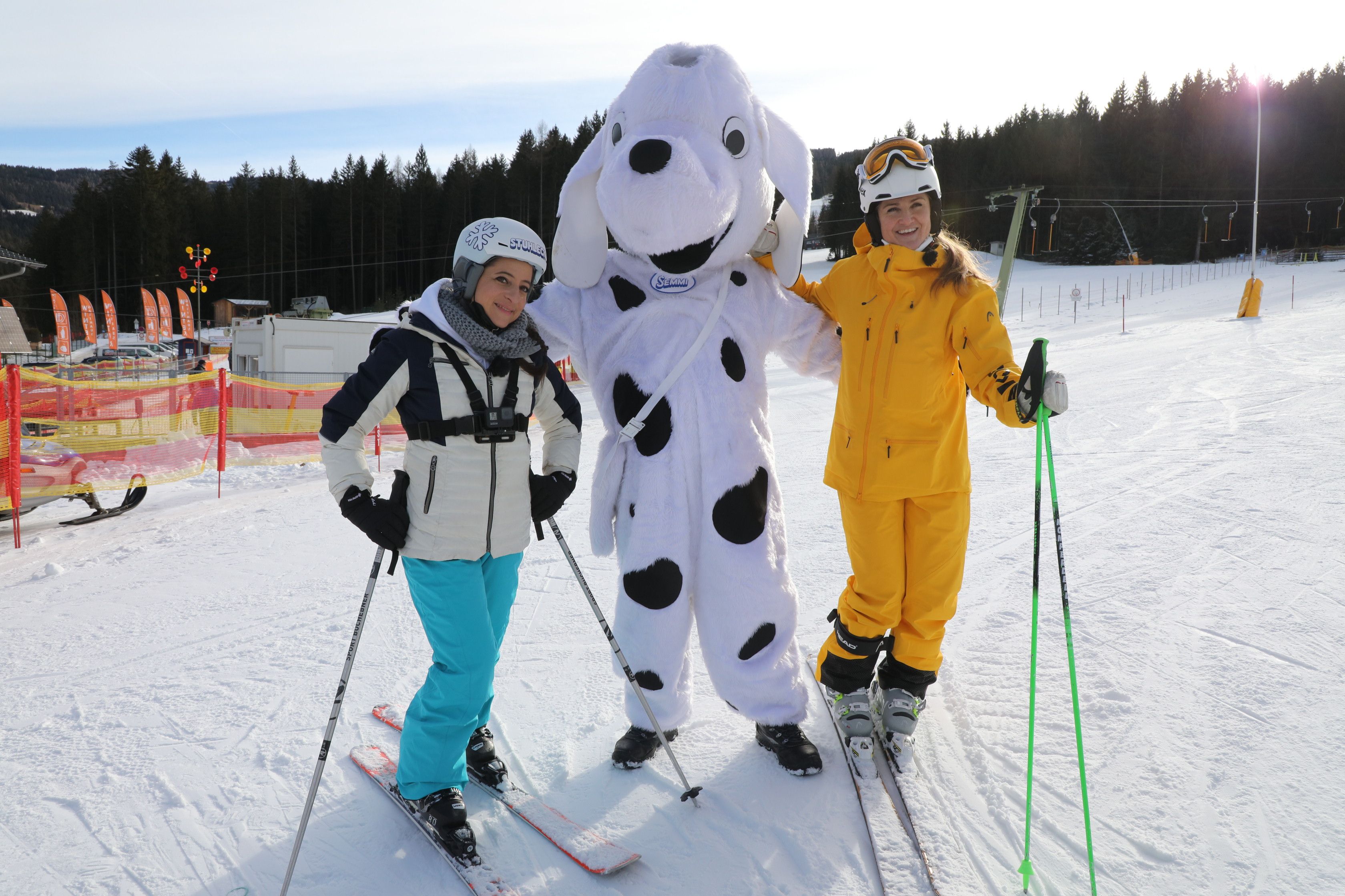 Caro und Lizz mit Maskottchen „Semmi“