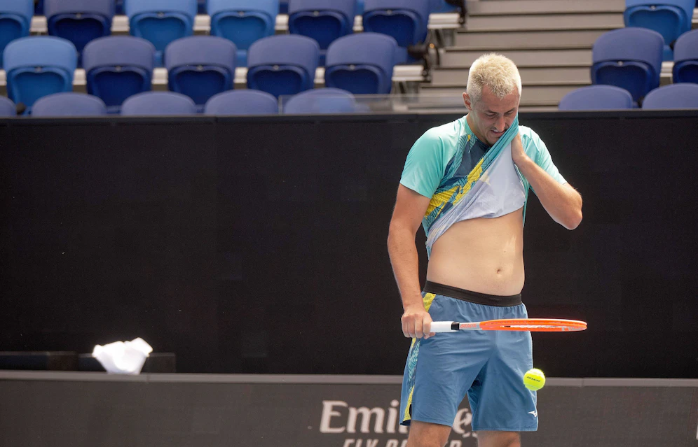 Bernard Tomic kündigte schon auf dem Platz eine Corona-Infektion an. 