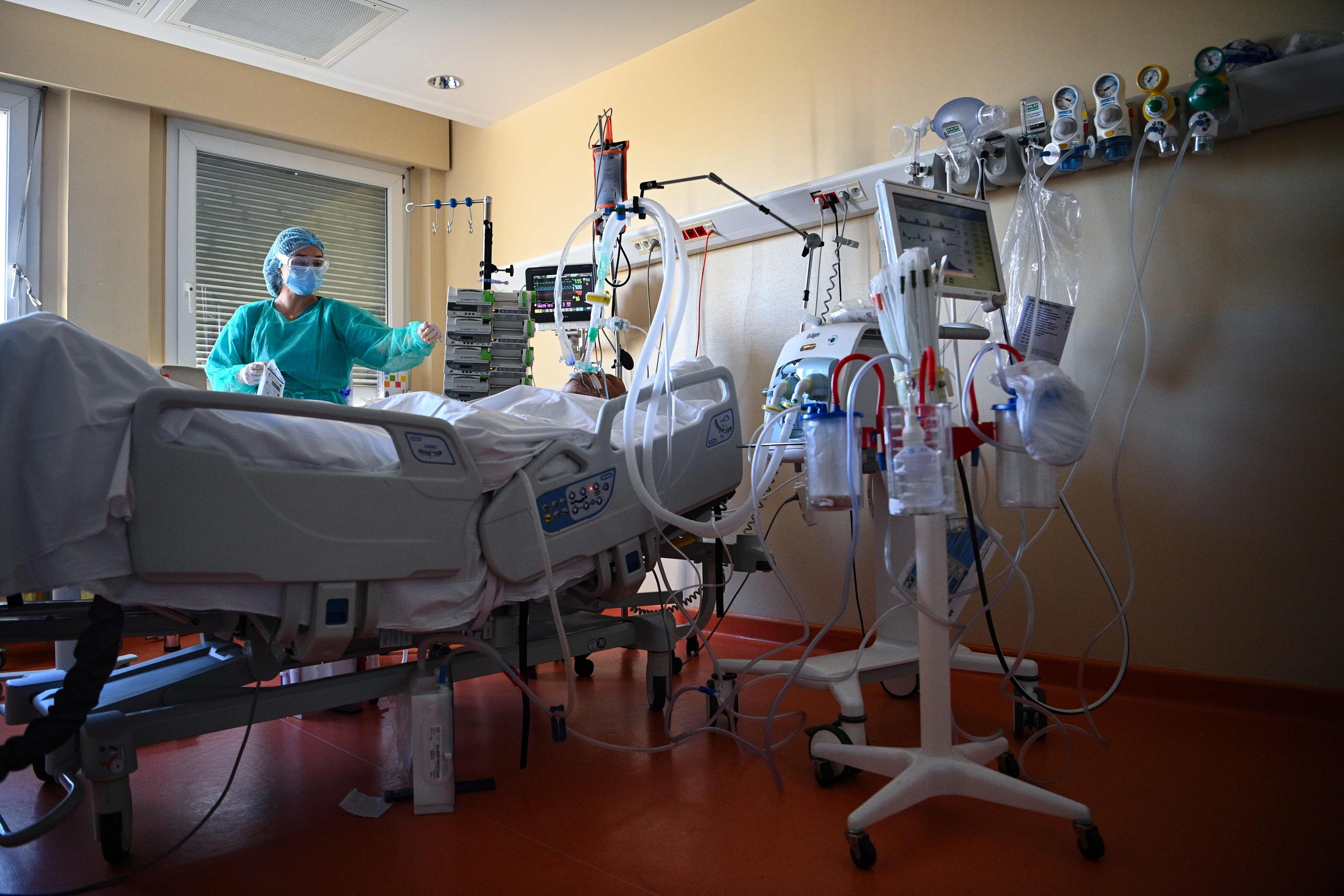 Download von www.picturedesk.com am 13.01.2022 (13:54).  A member of the medical staff tends to a patient at an intensive care unit for patients infected with Covid-19 (novel coronavirus) at the Centre Hospitalier de l'Europe in Le Port-Marly, near Paris on November 4, 2020. - Europe passed a new bleak milestone on November 2, 2020, after reporting more than 11 million coronavirus cases, as Austria and Greece became the latest countries on the continent to impose shutdowns. (Photo by Anne-Christine POUJOULAT / AFP) - 20201104_PD5373 - Rechteinfo: Rights Managed (RM) Nur für redaktionelle Nutzung! Werbliche Nutzung erfordert Freigabe: bitte schicken Sie uns eine Anfrage.