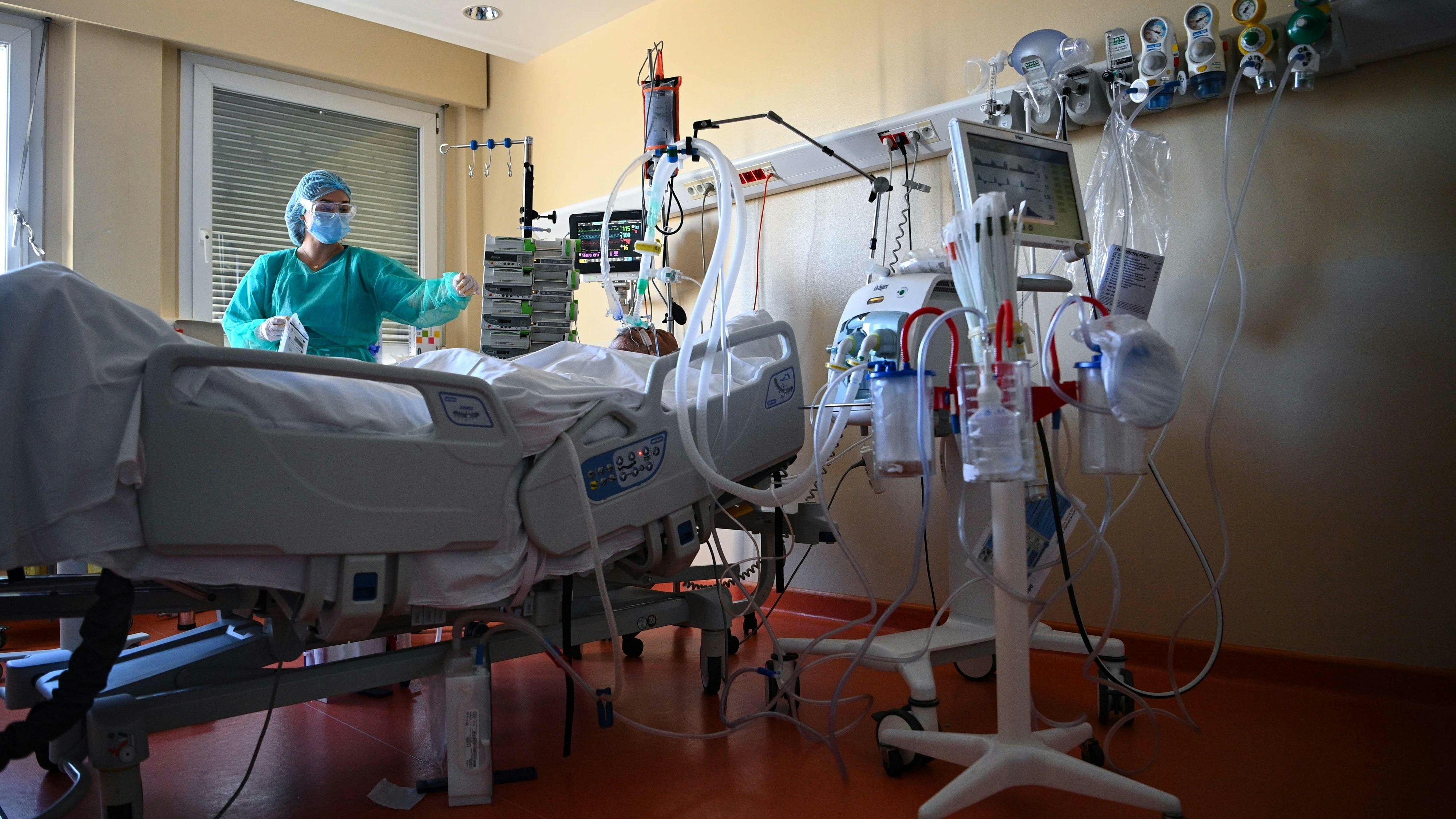 Download von www.picturedesk.com am 13.01.2022 (13:54).  A member of the medical staff tends to a patient at an intensive care unit for patients infected with Covid-19 (novel coronavirus) at the Centre Hospitalier de l'Europe in Le Port-Marly, near Paris on November 4, 2020. - Europe passed a new bleak milestone on November 2, 2020, after reporting more than 11 million coronavirus cases, as Austria and Greece became the latest countries on the continent to impose shutdowns. (Photo by Anne-Christine POUJOULAT / AFP) - 20201104_PD5373 - Rechteinfo: Rights Managed (RM) Nur für redaktionelle Nutzung! Werbliche Nutzung erfordert Freigabe: bitte schicken Sie uns eine Anfrage.