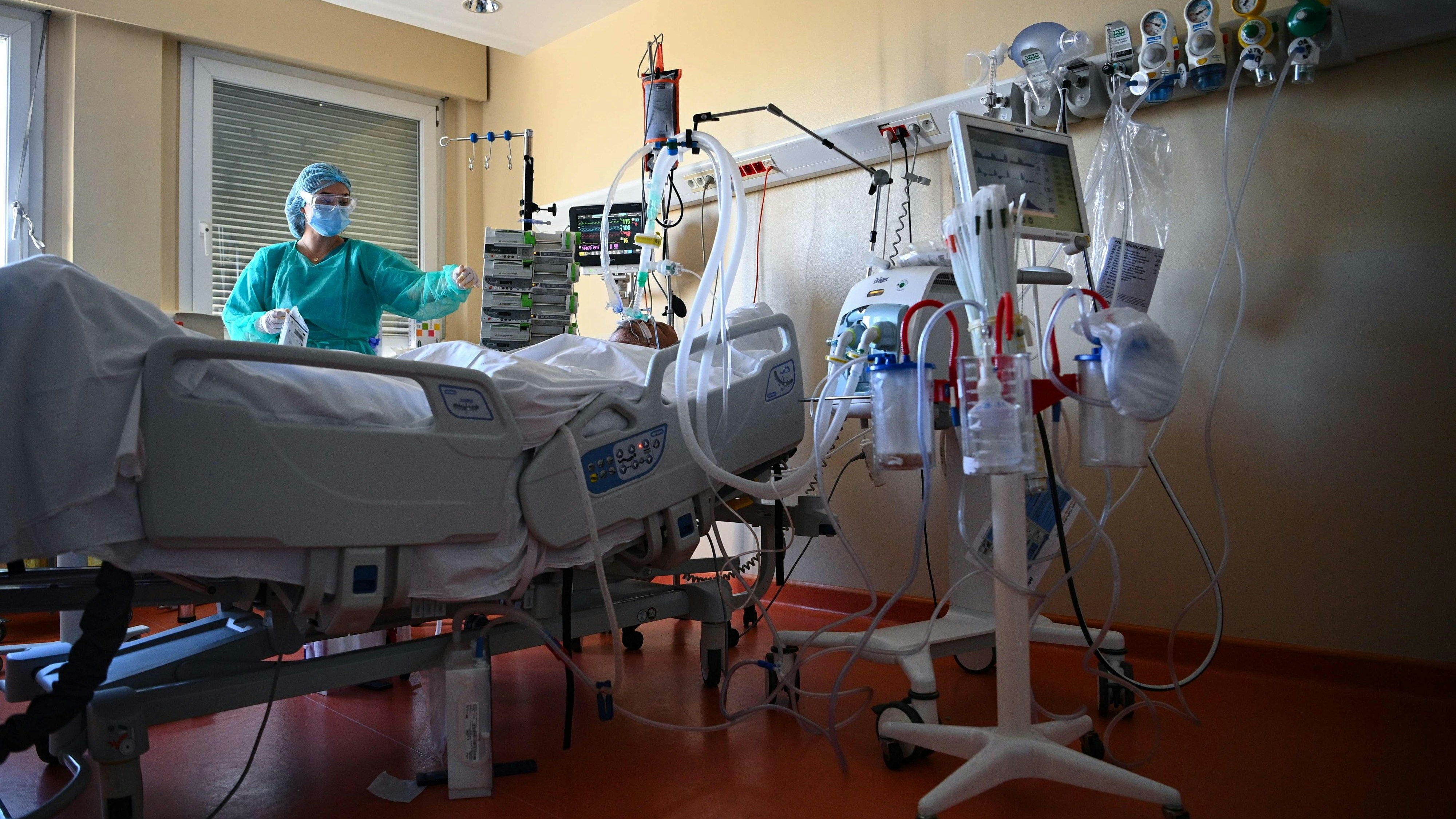 Download von www.picturedesk.com am 13.01.2022 (13:54).  A member of the medical staff tends to a patient at an intensive care unit for patients infected with Covid-19 (novel coronavirus) at the Centre Hospitalier de l'Europe in Le Port-Marly, near Paris on November 4, 2020. - Europe passed a new bleak milestone on November 2, 2020, after reporting more than 11 million coronavirus cases, as Austria and Greece became the latest countries on the continent to impose shutdowns. (Photo by Anne-Christine POUJOULAT / AFP) - 20201104_PD5373 - Rechteinfo: Rights Managed (RM) Nur für redaktionelle Nutzung! Werbliche Nutzung erfordert Freigabe: bitte schicken Sie uns eine Anfrage.