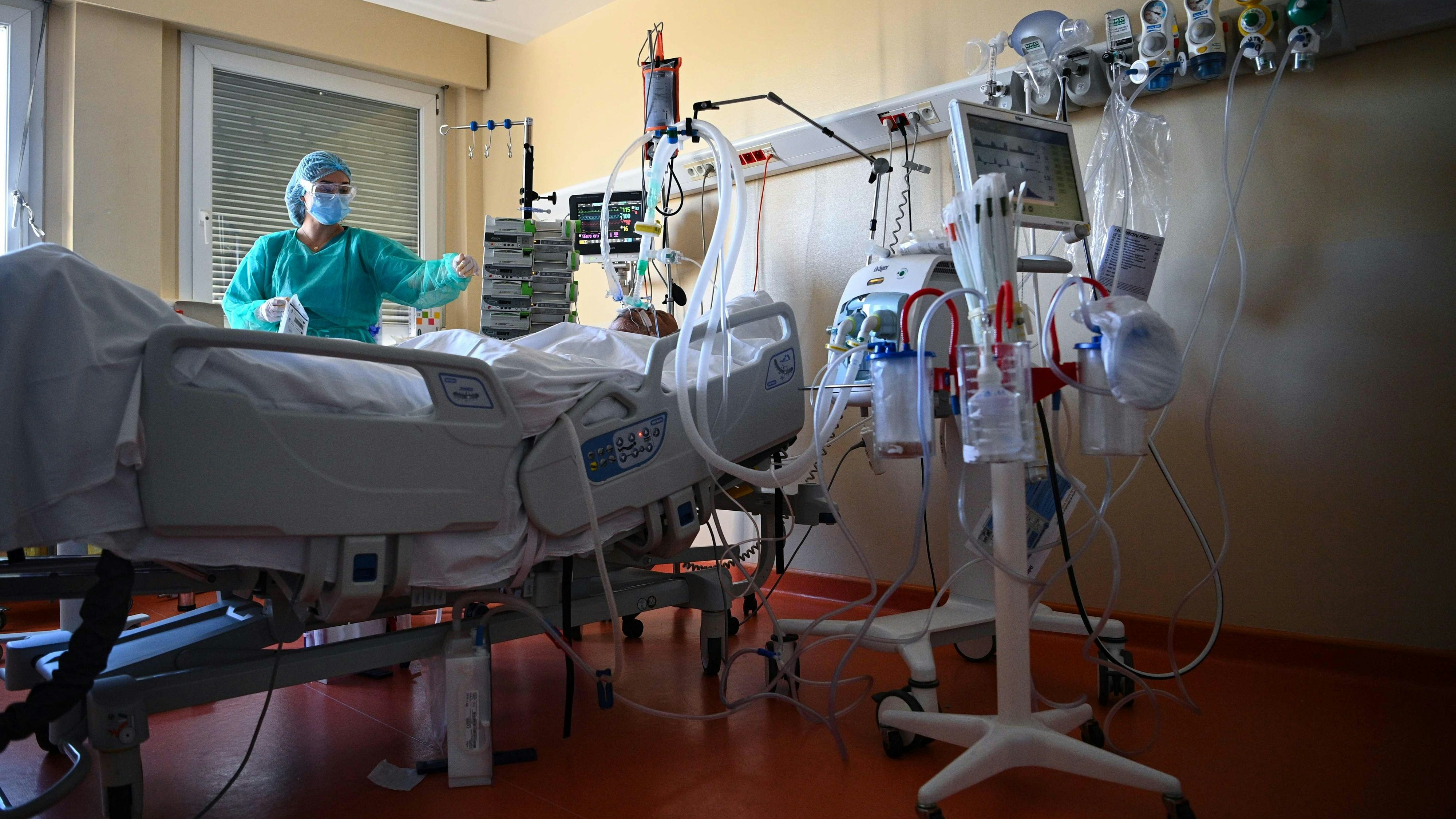 Download von www.picturedesk.com am 13.01.2022 (13:54).  A member of the medical staff tends to a patient at an intensive care unit for patients infected with Covid-19 (novel coronavirus) at the Centre Hospitalier de l'Europe in Le Port-Marly, near Paris on November 4, 2020. - Europe passed a new bleak milestone on November 2, 2020, after reporting more than 11 million coronavirus cases, as Austria and Greece became the latest countries on the continent to impose shutdowns. (Photo by Anne-Christine POUJOULAT / AFP) - 20201104_PD5373 - Rechteinfo: Rights Managed (RM) Nur für redaktionelle Nutzung! Werbliche Nutzung erfordert Freigabe: bitte schicken Sie uns eine Anfrage.