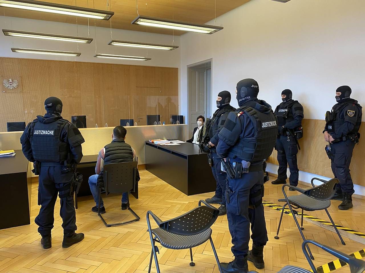 Schwer bewacht: Der Verdächtige vor Gericht