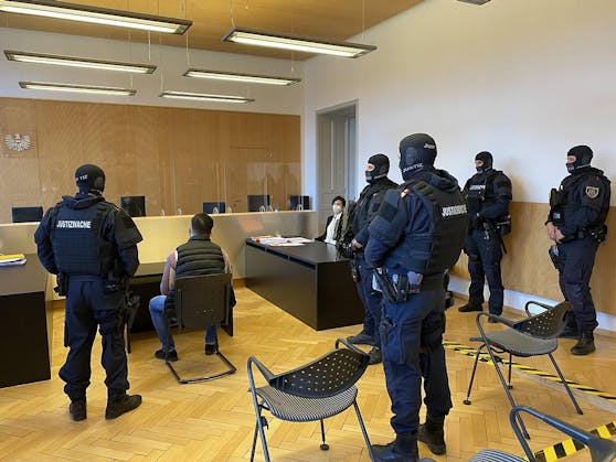 Schwer bewacht: Der Verdächtige vor Gericht