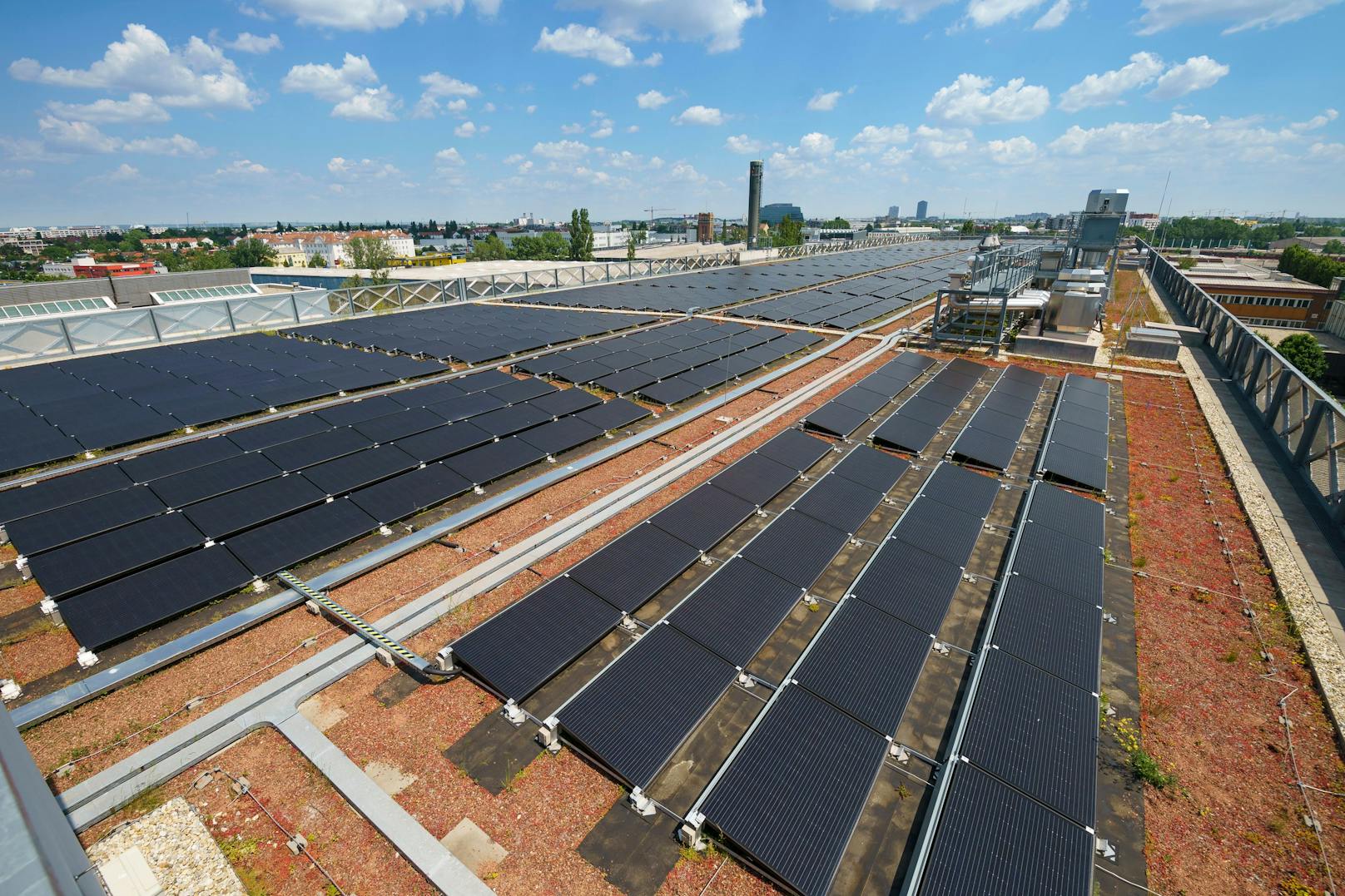 Bis 2025 sollen rund 50 MW zusätzliche Photovoltaik-Leistung durch Sonnenkraftwerke auf Flächen der Stadt entstehen. Dazu werden Amtsgebäude ebenso genutzt wie Schulen, Bäder oder wie hier das Dach der Klinik Floridsdorf.&nbsp;