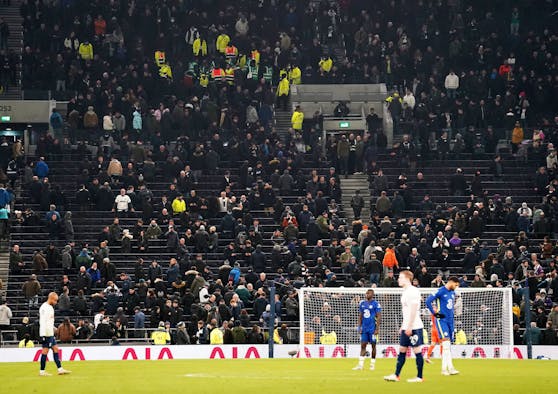 Während des Duells zwischen Tottenham und Chelsea kam es zu einem medizinischen Notfall.