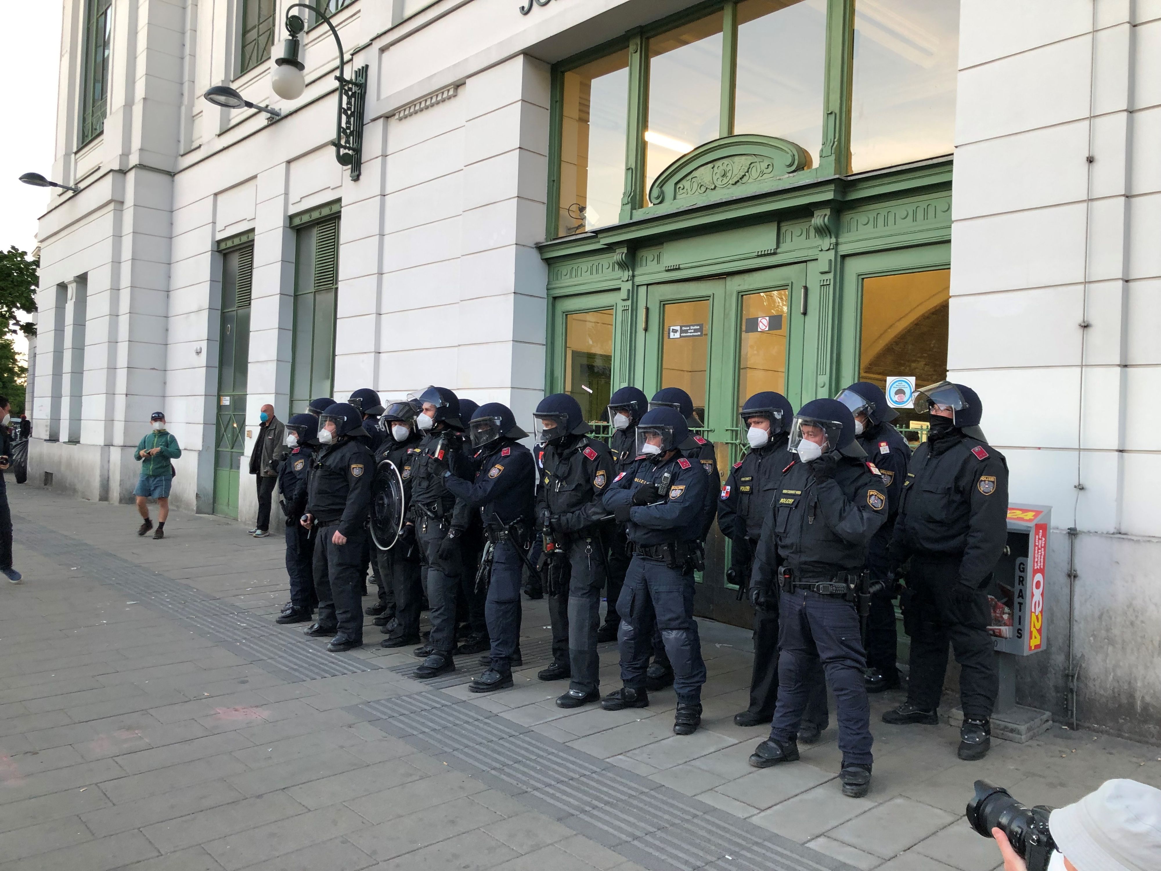 42 Beamte wurden 2021 auf Corona-Demos verletzt (Symbolbild)