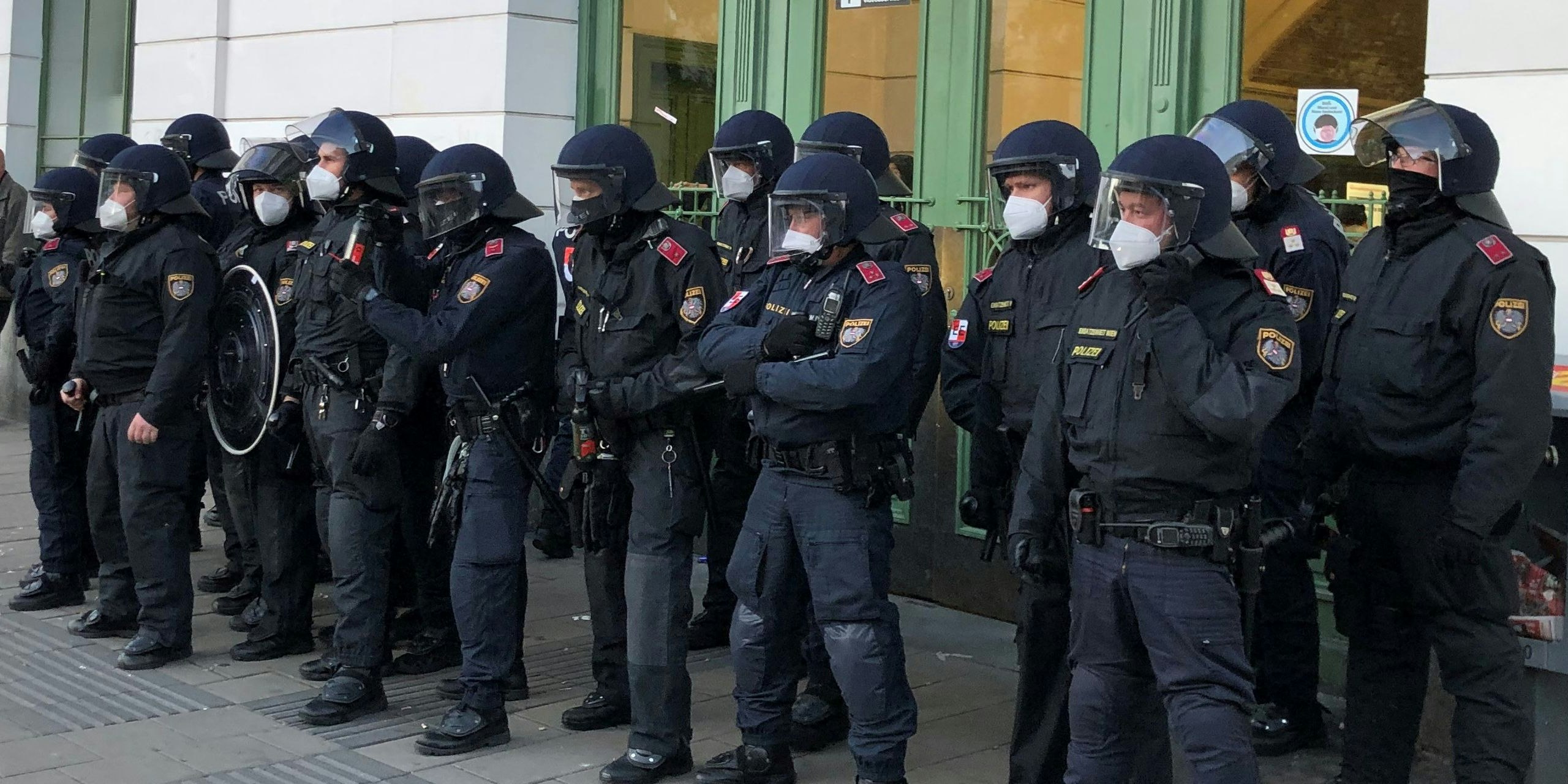 42 Beamte wurden 2021 auf Corona-Demos verletzt (Symbolbild)