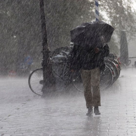 Durch die Erderhitzung werde in der Luft mehr Wasserdampf gespeichert, dadurch entstünden zunehmend extreme Regenfälle.