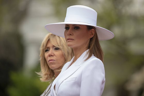 2018 trug Melania Trump den weißen Hut zum ersten Empfang im Weißen Haus mit dem französischen Staatspresidenten Macron. Jetzt möchte sie Kapital daraus schlagen.
