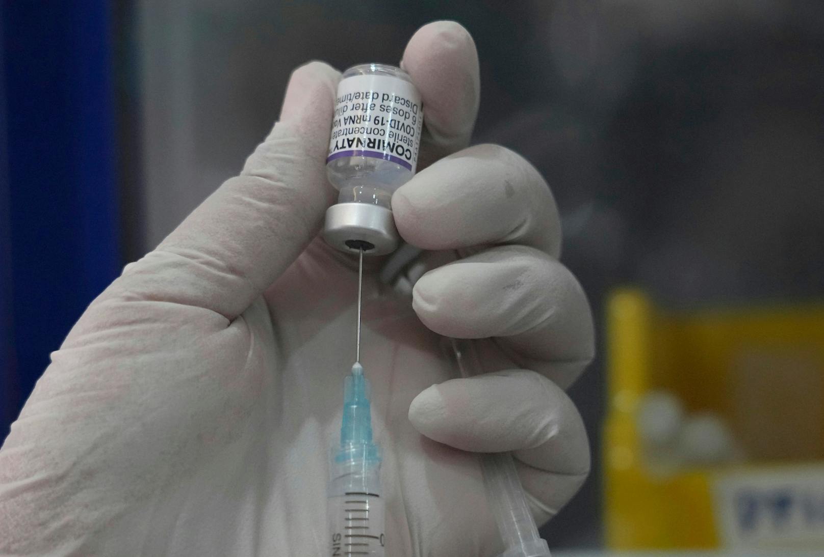 Die Analyse der GÖG zeigt, dass alle verfügbaren Vakzine nach drei Impfungen zu 98 bis 100 Prozent vor dem Tod aufgrund einer Covid-Infektion schützen.