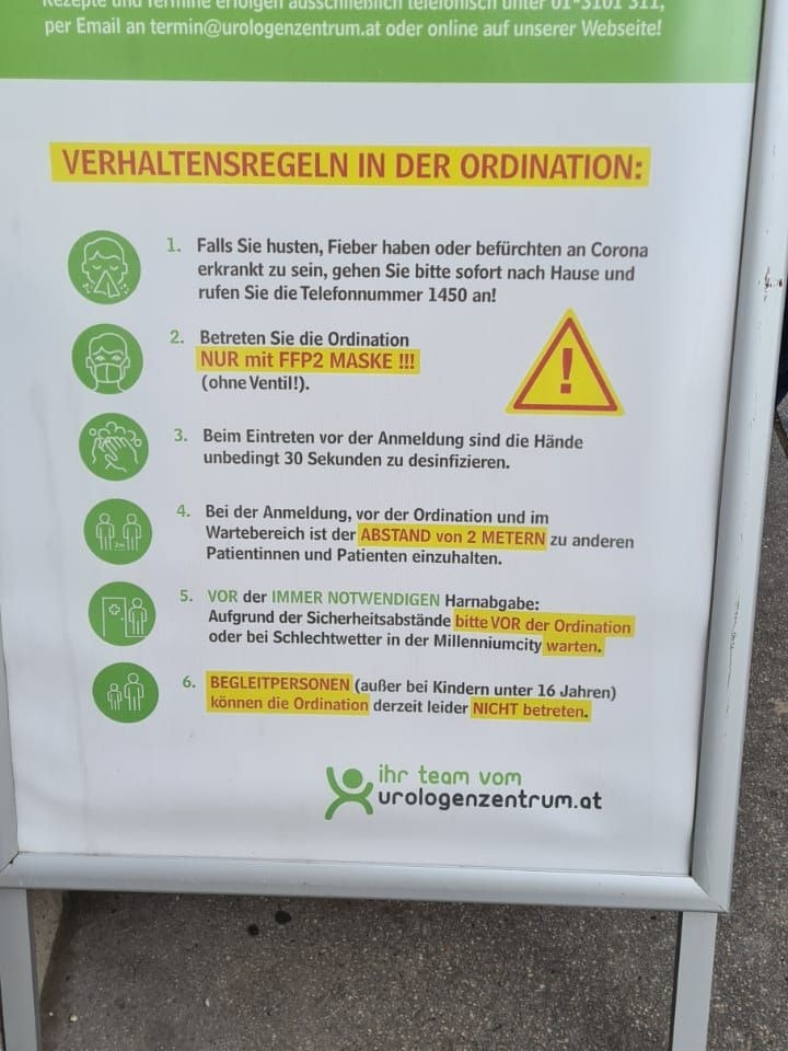 Auf dem Schild vor der Ordination ist kein Hinweis auf eine Testung vor Ort zu sehen.