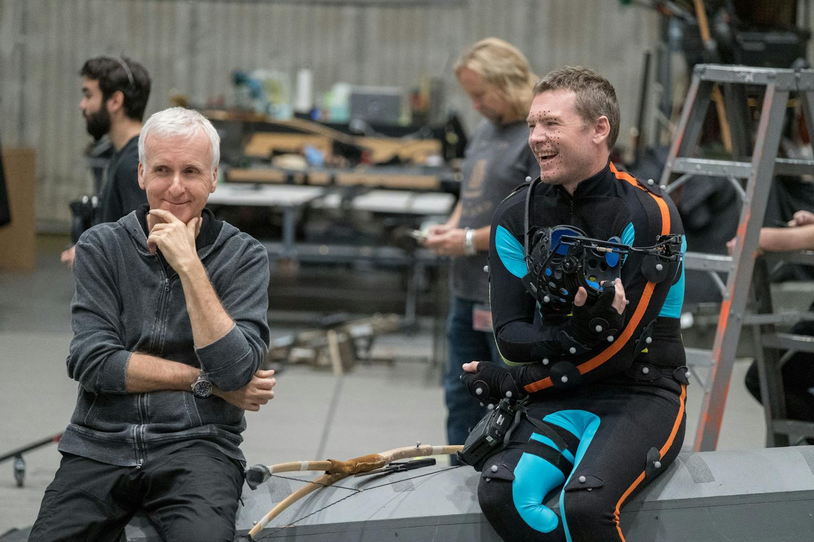 Regisseur James Cameron und Schauspieler Sam Worthington (spielt Jake Sully) scherzen hinter den Kulissen.