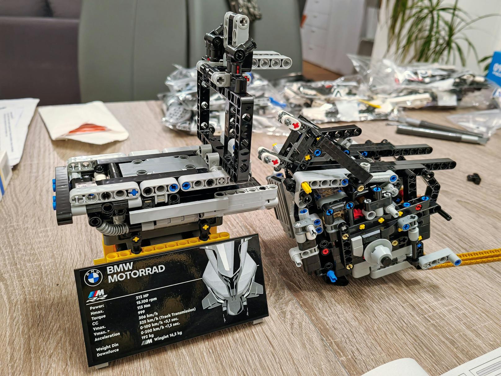 Obwohl weder die Zahl der LEGO-Elemente überragend ist, noch die Anleitung schwierig aussieht, muss man bis zu 20 Stunden Bauzeit für das Modell einberechnen.