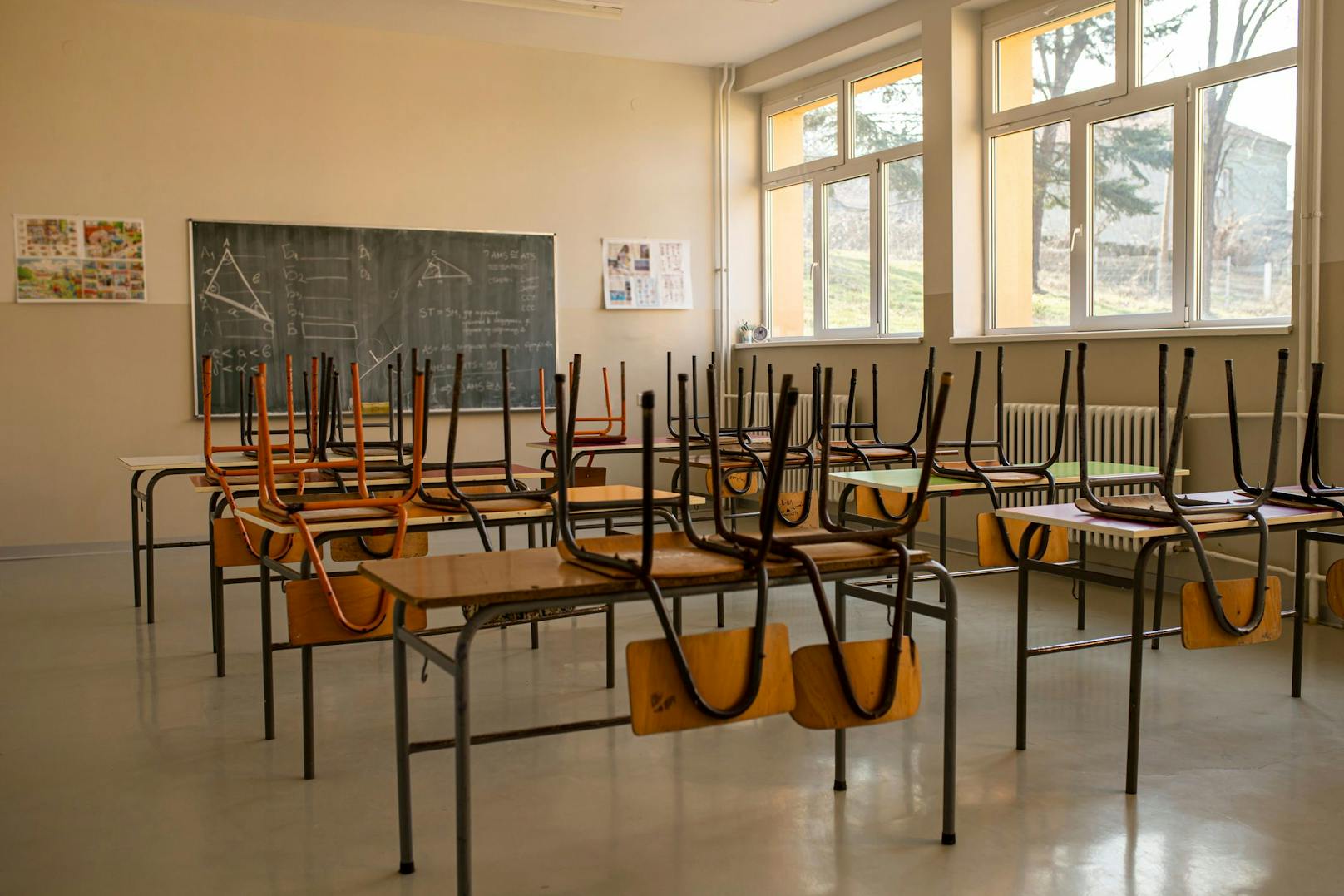 Viele Schulklasse sind derzeit leer, weil sich die Kinder wegen in Distance Learning befinden. (Symbolbild)