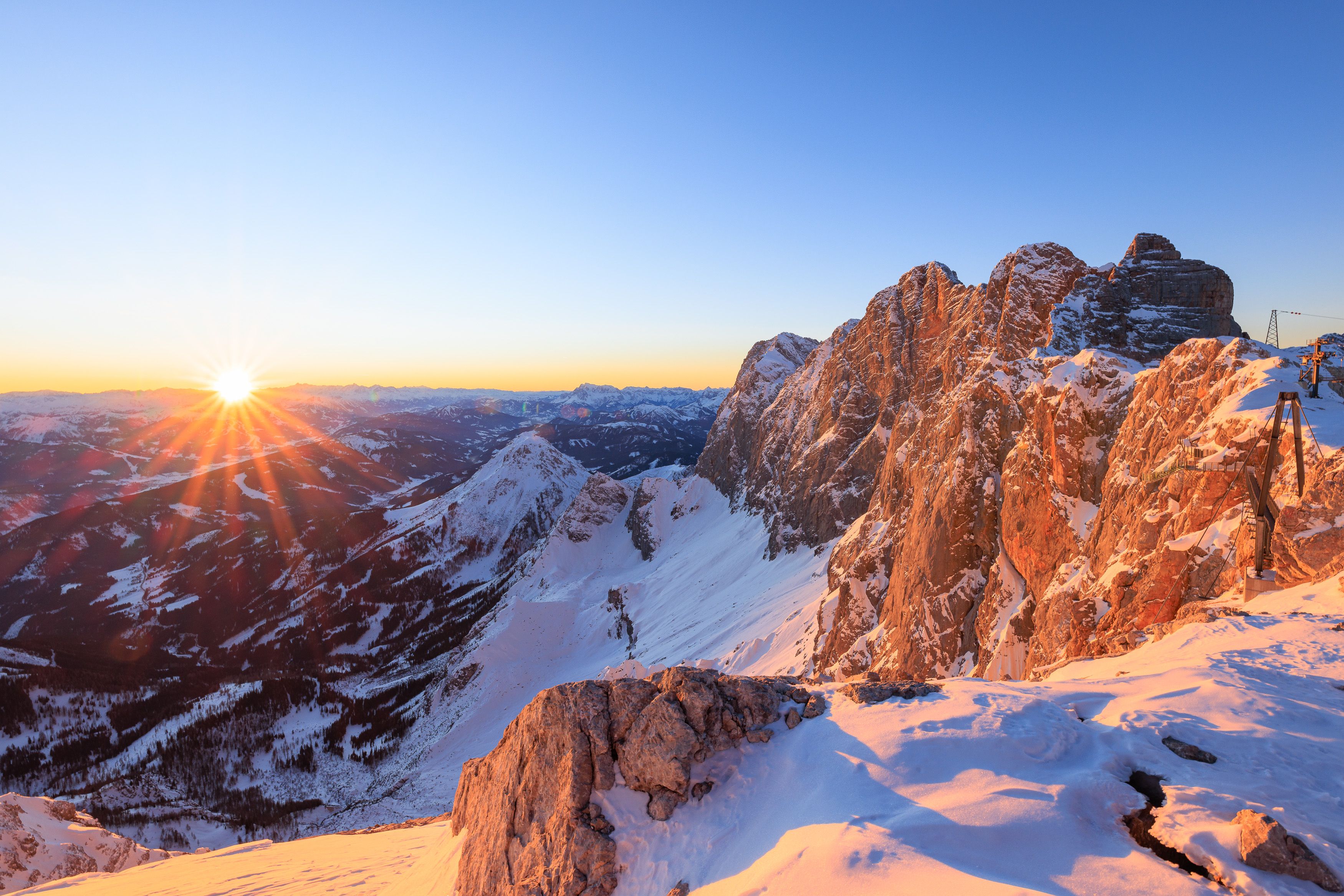 Sonnenuntergang am winterlichen Dachstein. (Symbolbild)