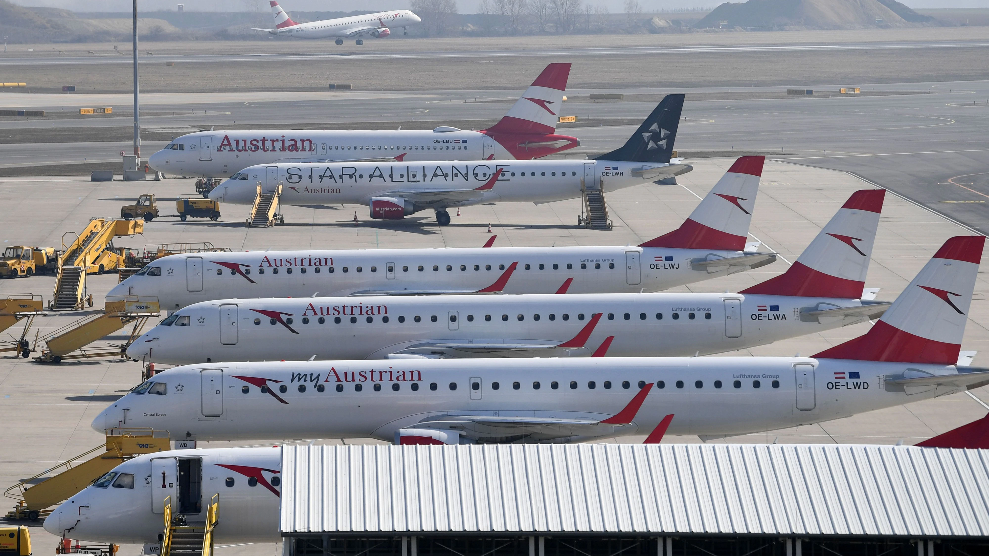 Maschinen der Austrian Airlines (AUA) in Schwechat (Archivfoto)