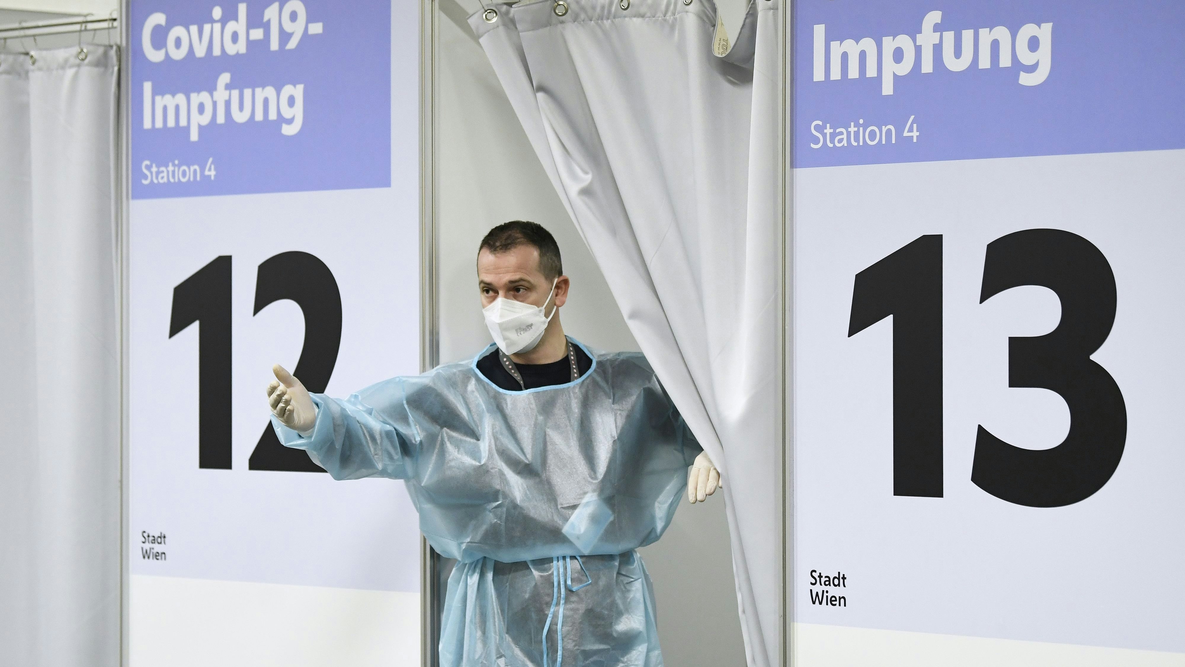 Ein medizinischer Mitarbeiter vor einer Corona-Impfkoje im Austria Center Vienna. (Symbolbild)