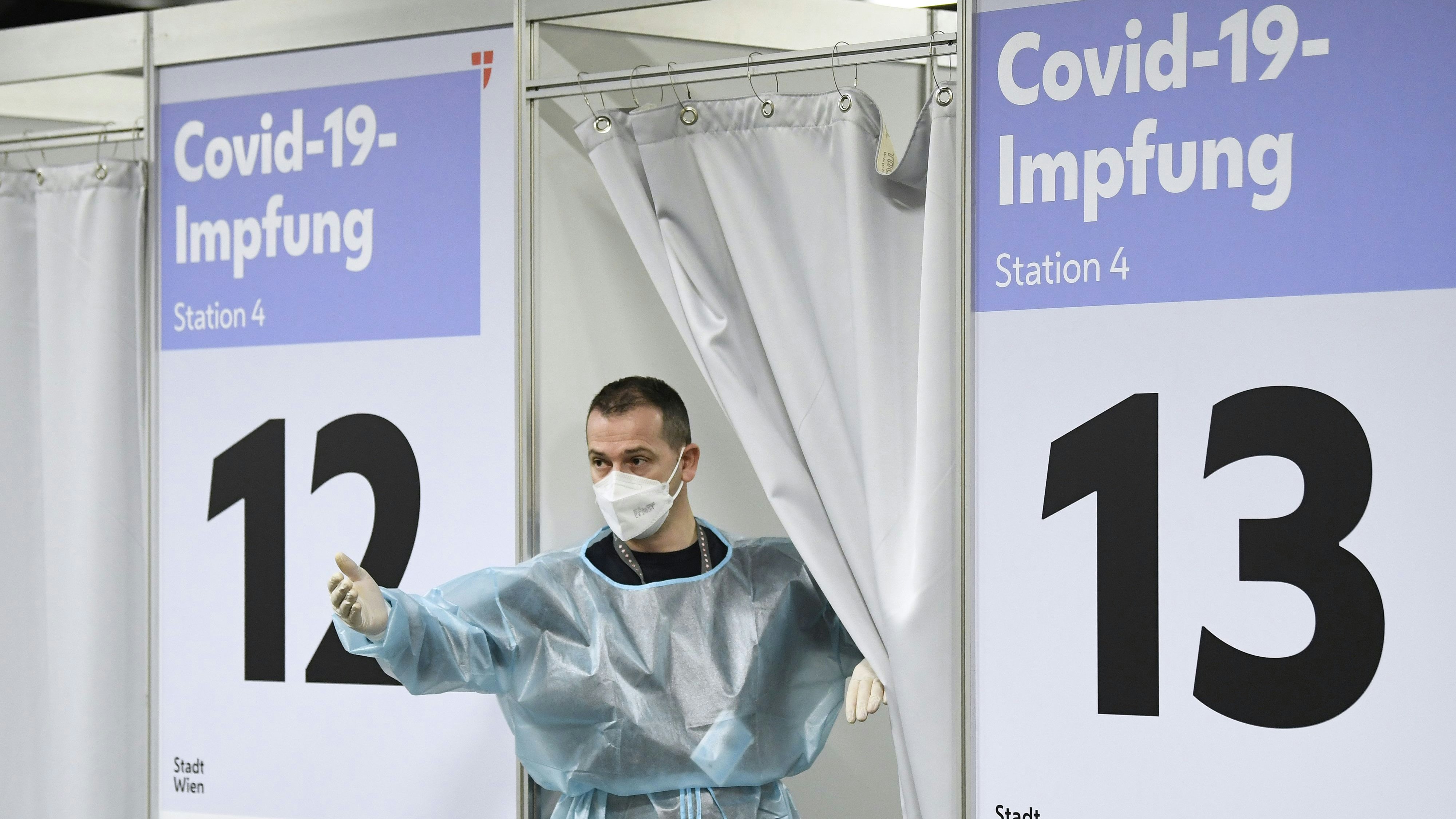 Ein medizinischer Mitarbeiter vor einer Corona-Impfkoje im Austria Center Vienna. (Symbolbild)