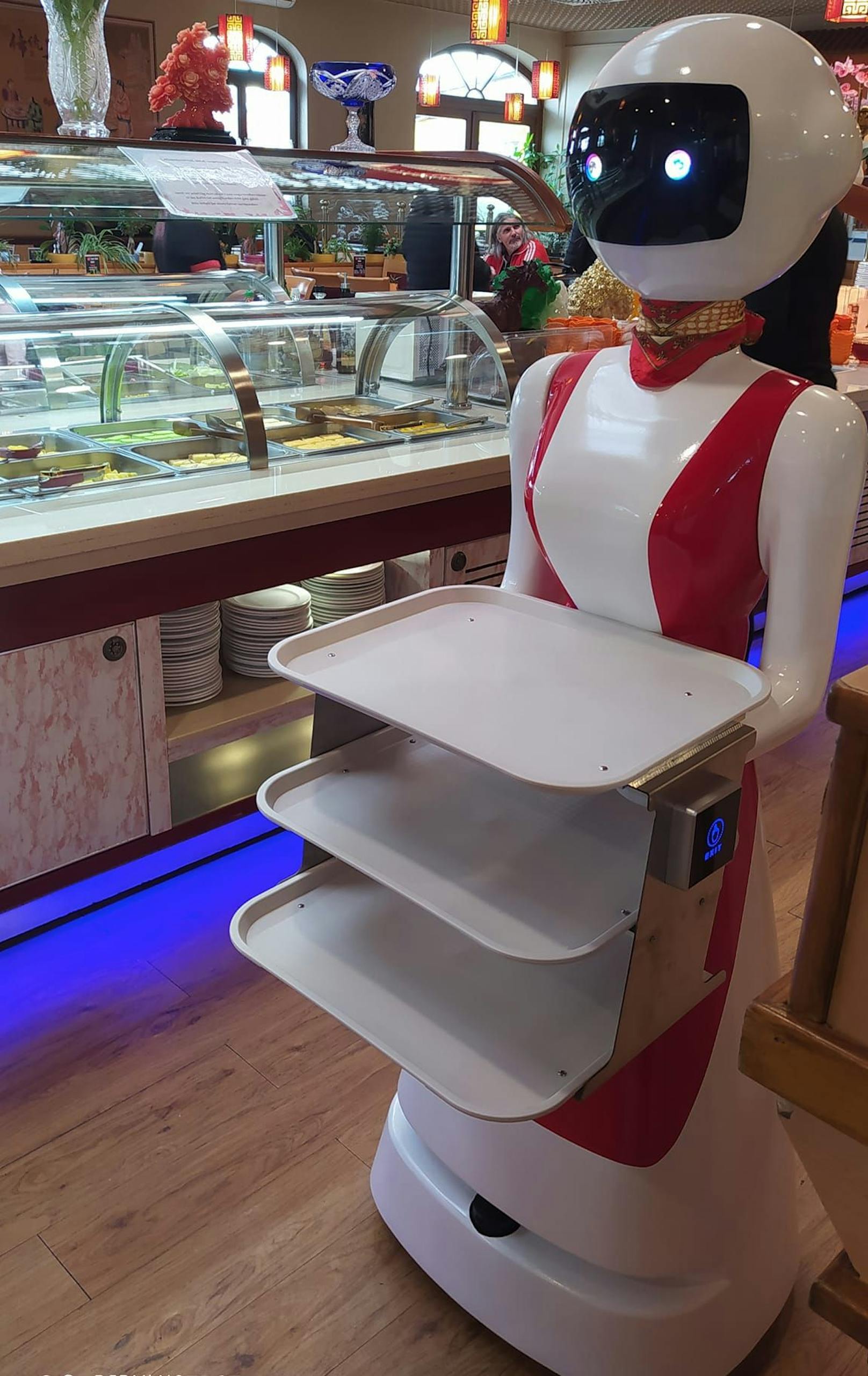 Im China-Lokal "Asia Wok" in Klagenfurt arbeitet eine Roboter-Dame im Service.