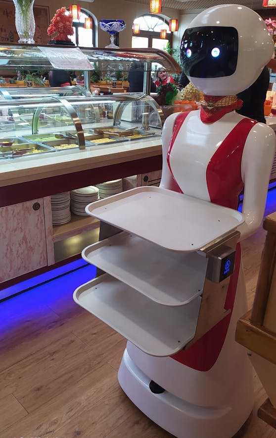 Im China-Lokal "Asia Wok" in Klagenfurt arbeitet eine Roboter-Dame im Service.