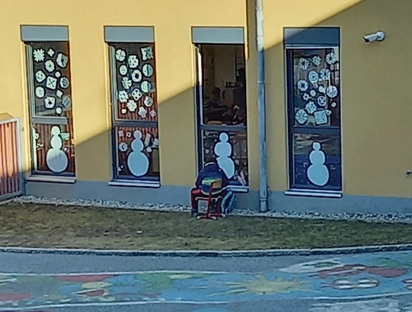 Ein Schüler der Volksschule Voitsberg musste Test bei Eiseskälte im Freien schreiben.