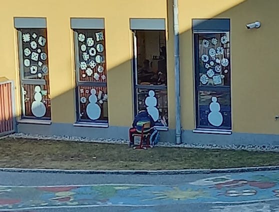 Ein Schüler der Volksschule Voitsberg musste angeblich bei Eiseskälte einen Test im Freien schreiben.