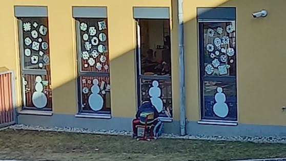 Ein Schüler der Volksschule Voitsberg musste Test bei Eiseskälte im Freien schreiben.