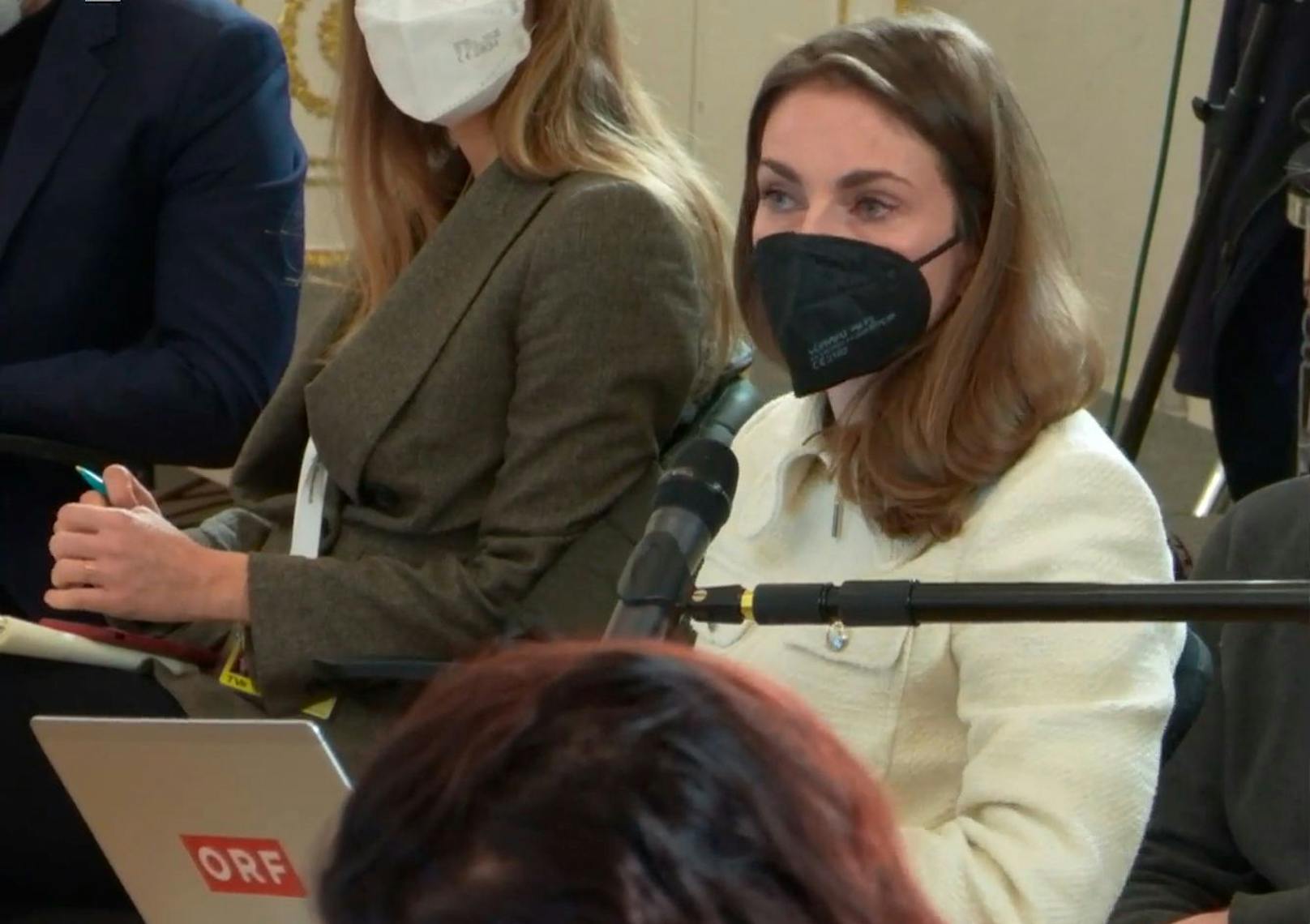 ORF-Reporterin Simone Stribl bei ihrer Frage an den Innenminister am Mittwoch, 12. Jänner, im Bundeskanzleramt.