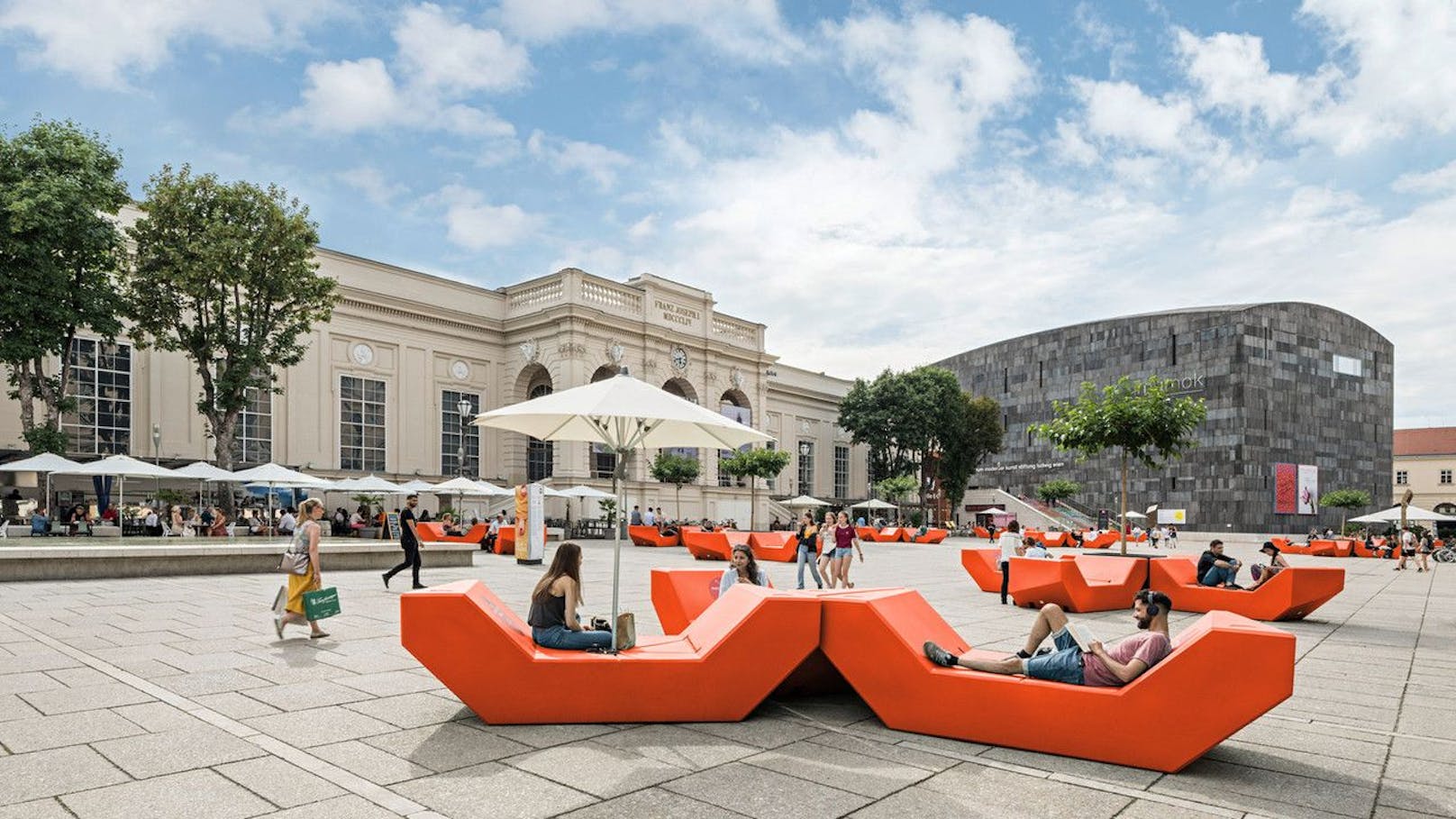 Die Farbwahl ist entschieden: Bei einem Online-Voting wählten 32 Prozent der Teilnehmer MA48-orange zur Siegerfarbe für die neuen Möbel im Museumsquartier Wien.
