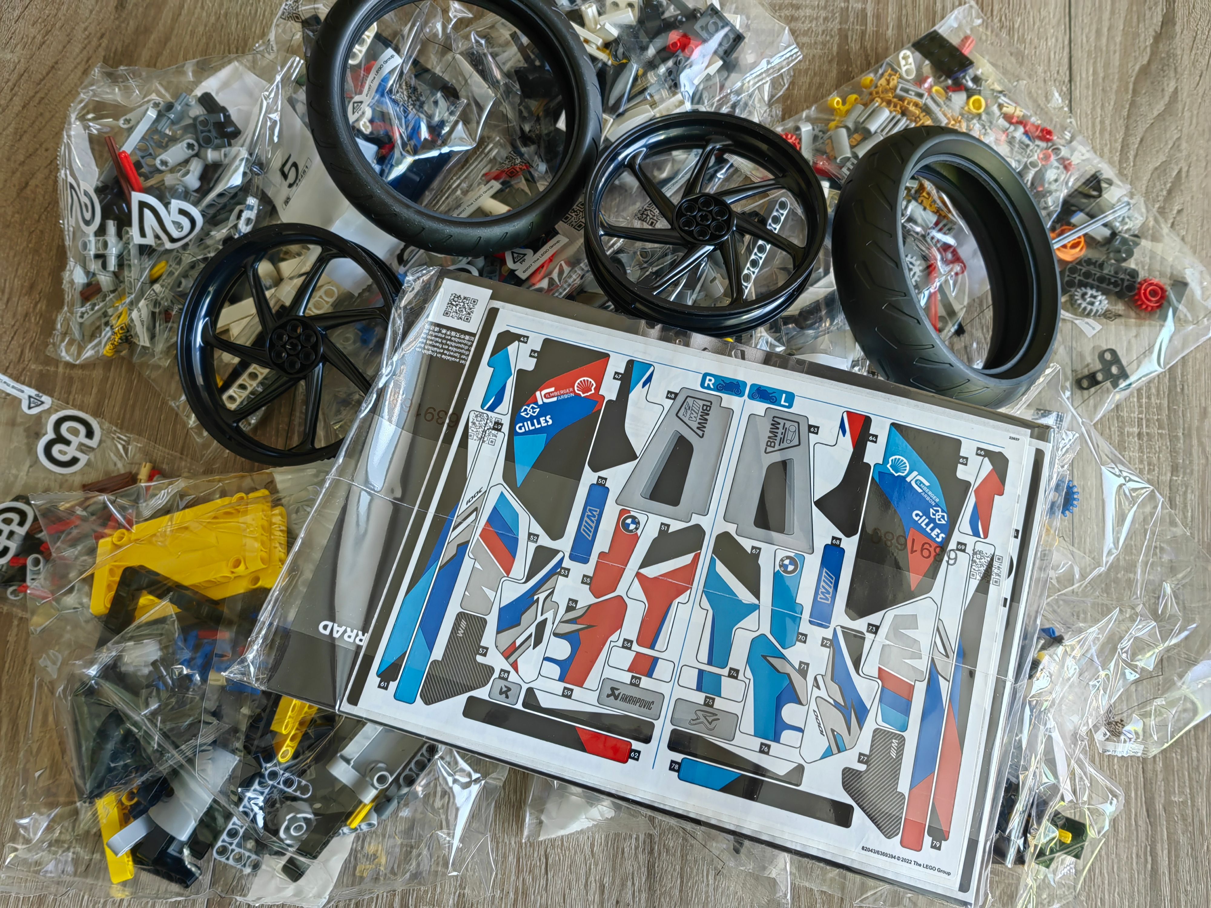 Viel Arbeit trotz gar nicht so vieler Teile: Das Set strotzt nur so vor Stickern und Kleinteilen.