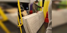 Wiener transportiert zwei Matratzen mit der U-Bahn