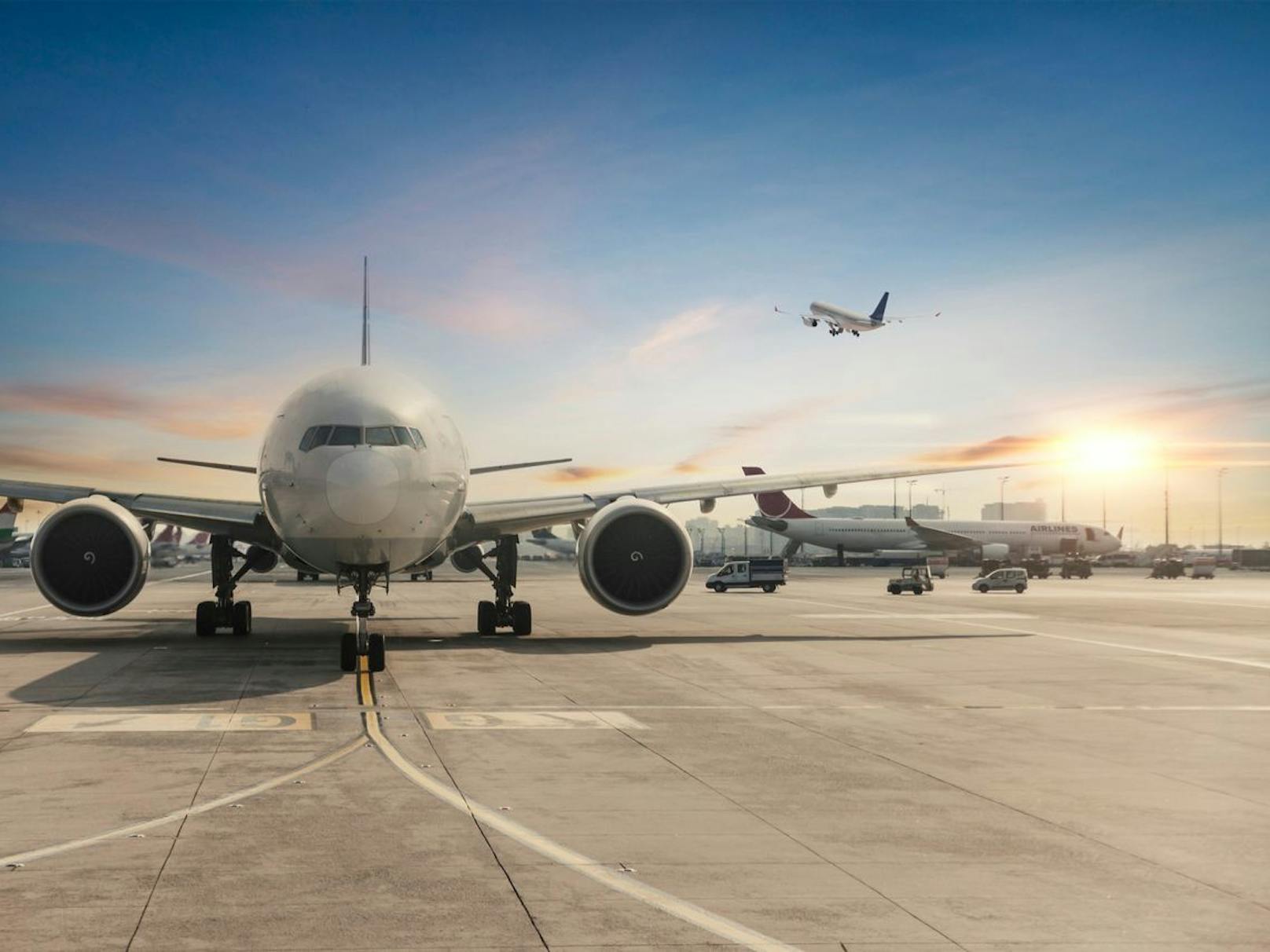 Fliegen ist die klimaschädlichste Art, sich fortzubewegen, dem Klimaschutz nützen Nachhaltigkeitsversprechen daher nichts.