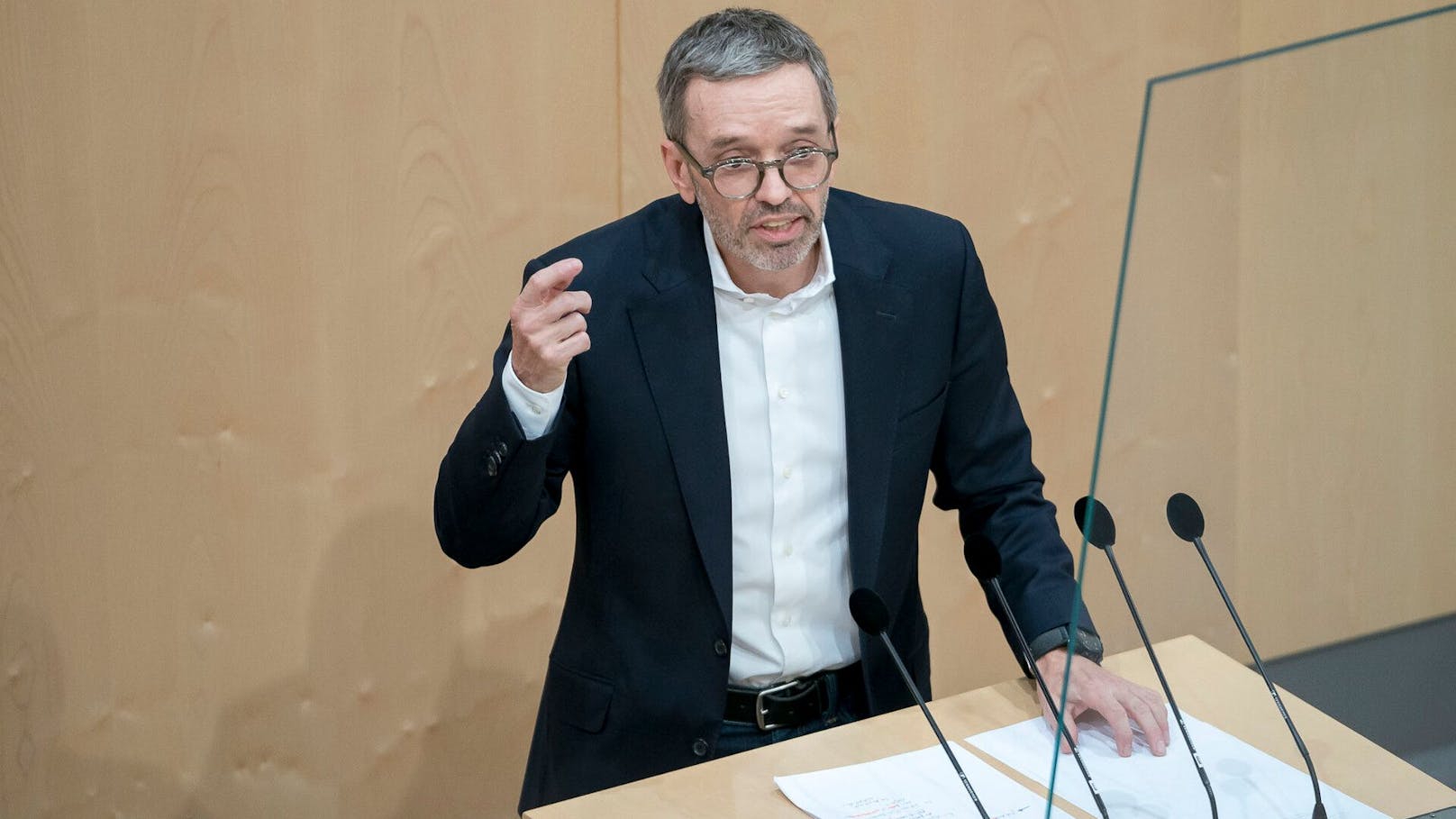 Mit 137 von 170 abgegebenen Stimmen wird die Impfpflicht durchgesetzt. Dem stimmt beinahe die ganze Bevölkerung zu – doch: FPÖ-Wähler sind immer noch dagegen.